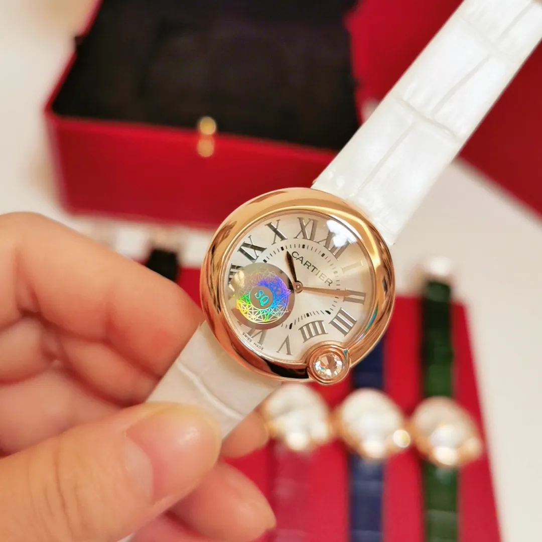【Foreign trade import】💰1120! Upgraded version, quality upgrade without price increase. The whitest balloon and gray and black strap are closer to the original product! Cartier Ballon Blanc de Cartier series! Size 30mm! Counter genuine synchronized version! I fell in love with the white balloon at first sight! "Haze Gray" is super white! The biggest difference between the white balloon and the blue balloon is that there is a rhombus diamond in the fourth position! The low-key leather strap complements the luster of the electroplated 18k rose gold dial! The latest styles from the counter will not be as popular as blue balloons! (1)Swiss Ronda quartz movement➕(2)With fisheye sapphire mirror glass, the crown at 4 o'clock is set with a 0.14 carat diamond! The color perfectly restores the real diamond! Rhombus-shaped diamonds are different from ordinary zircons on the market! (3) Silver Roman font, not blue! The grilled blue needle hands have also been changed to rose gold! (4) We also spend a lot of money on the watch strap to achieve genuine 1:1 quality and match it with Italian cowhide.