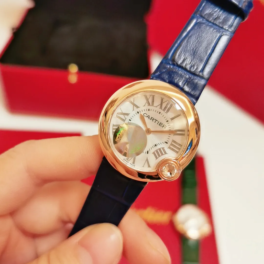 【Foreign trade import】💰1120! Upgraded version, quality upgrade without price increase. The whitest balloon and gray and black strap are closer to the original product! Cartier Ballon Blanc de Cartier series! Size 30mm! Counter genuine synchronized version! I fell in love with the white balloon at first sight! "Haze Gray" is super white! The biggest difference between the white balloon and the blue balloon is that there is a rhombus diamond in the fourth position! The low-key leather strap complements the luster of the electroplated 18k rose gold dial! The latest styles from the counter will not be as popular as blue balloons! (1)Swiss Ronda quartz movement➕(2)With fisheye sapphire mirror glass, the crown at 4 o'clock is set with a 0.14 carat diamond! The color perfectly restores the real diamond! Rhombus-shaped diamonds are different from ordinary zircons on the market! (3) Silver Roman font, not blue! The grilled blue needle hands have also been changed to rose gold! (4) We also spend a lot of money on the watch strap to achieve genuine 1:1 quality and match it with Italian cowhide.