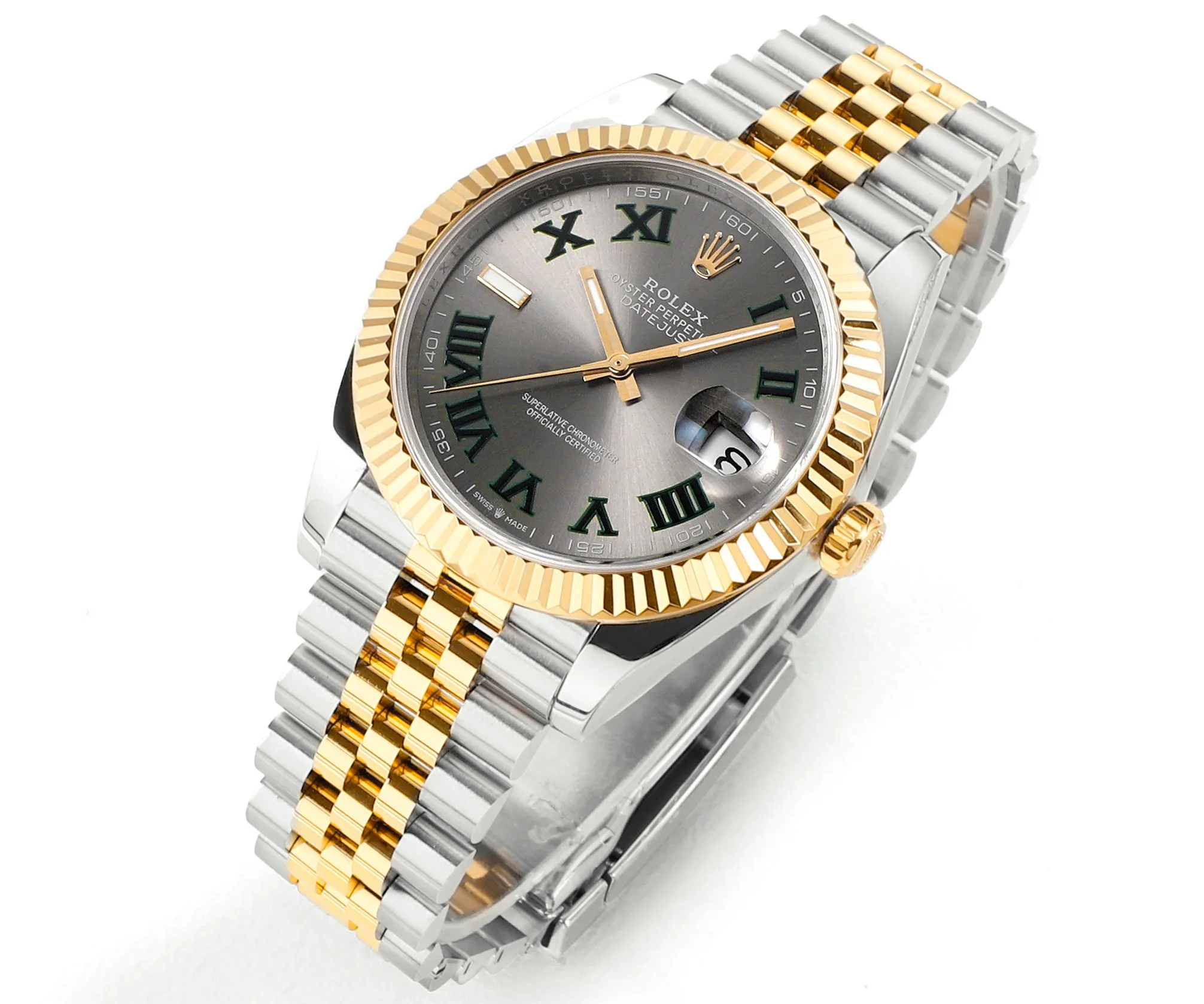 【High-end replica】💰1240! 【Customized all-in-one machine】💰1900! [Top replica] Private chat! ! ! The Rolex Datejust 41mm series creates a classic watch model. 1: The movement adopts Swiss 3235 movement. 2: In terms of material, the overall material is made of 904 steel. The curvature of the side of the case is polished in place, and the thickness of the side is consistent with the original. 3: Classic dog tooth collar. The platinum (electroplated) ring presents a radiant light effect that is extremely close to the original version, and the triangular pit pattern is clean and neat. 4: The watch mirror is made of real sapphire mirror, which increases the transparency of the watch. At the same time, it has been treated with anti-glare technology, making it very convenient to read watch data and has high hardness. 5: The only synchronous original thickness in the market is 11.5mm. This picture was taken in top reproduction quality!