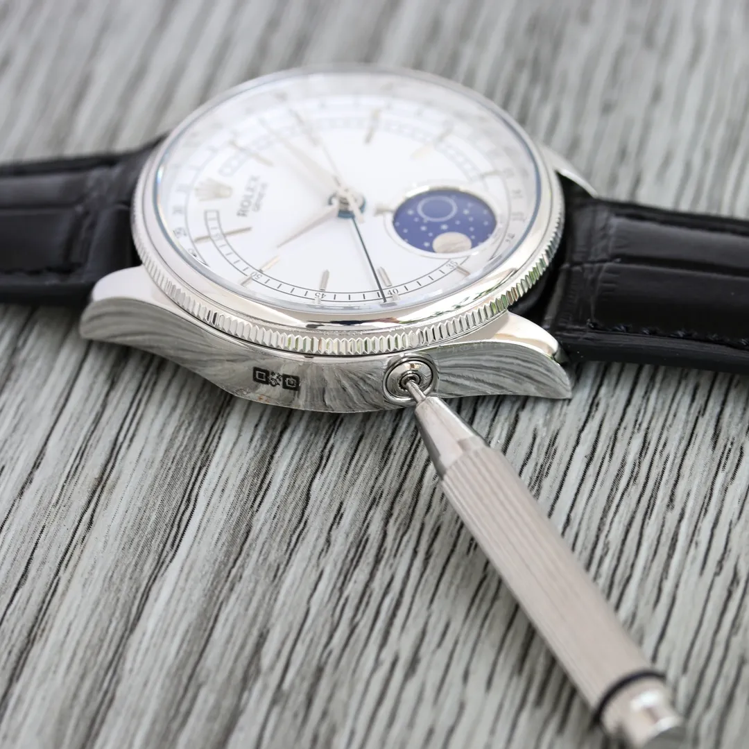 Rolex ROLEX OT2 Cellini series m50535-0002 39mm multi-function true moon phase [Size]: 39mm [Movement]: Dandong Movement Factory cooperates to modify the "pointer calendar/moon phase" [Case]: 316L stainless steel Top-grade electroplating thick gold + anti-oxidation protection, emphasizing that this electroplating process is more wear-resistant and oxidation-resistant than ordinary electroplating, so you don't have to worry about discoloration in a few months. There is a Rolex logo on the trumpet-shaped screw-in winding crown [Dial]: White high-end lacquered dial [Hands]: Top-notch batch flower craftsmanship + blue steel crescent pointer [Moon Phase]: The entire watch is made of the same meteorite material as the original except for the modified movement. Its natural irregular lines are clearly visible, showing the same effect as the original. It is equipped with a special moon phase adjustment tool [Mirror] Anti-scratch sapphire crystal mirror air double-layer colorless coating [strap] dark brown black Italian cowhide to restore Rolex's unique broad sword-style belt cut [buckle] original one-to-one molded folding crown buckle. Officially defined as a men's model, it is still suitable for women with a wrist circumference of 13/14cm. Women who like this style can also try it