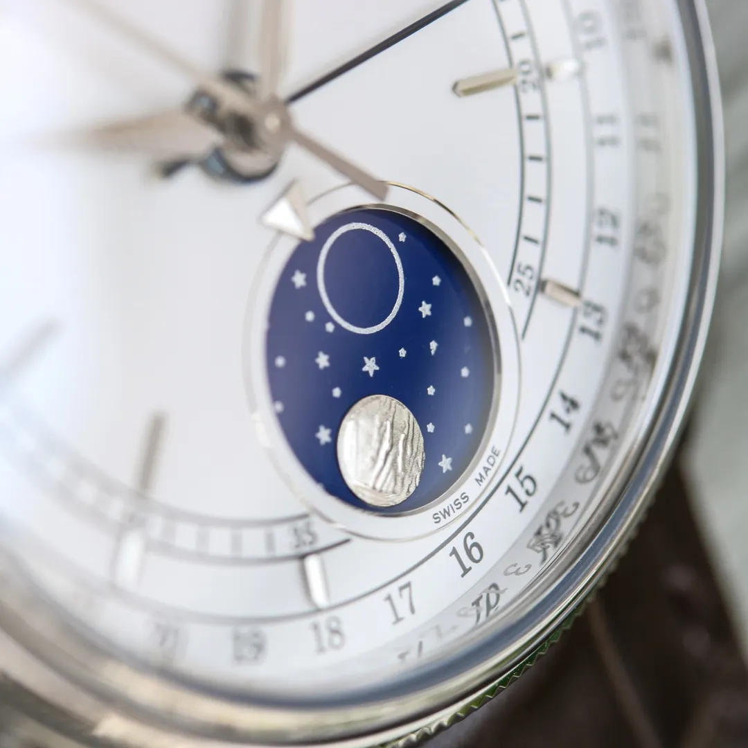 Rolex ROLEX OT2 Cellini series m50535-0002 39mm multi-function true moon phase [Size]: 39mm [Movement]: Dandong Movement Factory cooperates to modify the "pointer calendar/moon phase" [Case]: 316L stainless steel Top-grade electroplating thick gold + anti-oxidation protection, emphasizing that this electroplating process is more wear-resistant and oxidation-resistant than ordinary electroplating, so you don't have to worry about discoloration in a few months. There is a Rolex logo on the trumpet-shaped screw-in winding crown [Dial]: White high-end lacquered dial [Hands]: Top-notch batch flower craftsmanship + blue steel crescent pointer [Moon Phase]: The entire watch is made of the same meteorite material as the original except for the modified movement. Its natural irregular lines are clearly visible, showing the same effect as the original. It is equipped with a special moon phase adjustment tool [Mirror] Anti-scratch sapphire crystal mirror air double-layer colorless coating [strap] dark brown black Italian cowhide to restore Rolex's unique broad sword-style belt cut [buckle] original one-to-one molded folding crown buckle. Officially defined as a men's model, it is still suitable for women with a wrist circumference of 13/14cm. Women who like this style can also try it