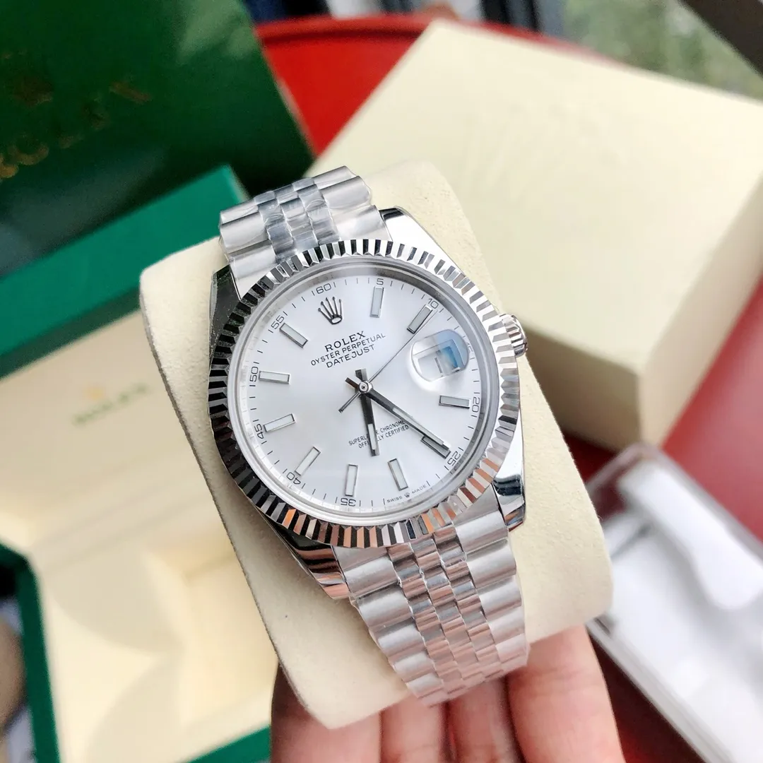 【High-end replica】💰1160! Rolex Datejust watches and Oyster Perpetual Explorer watches record every moment of windward exploration. The Datejust is the epitome of a classic watch, both in terms of function and aesthetic style, it is timeless and timeless. This watch was launched in 1945 and was the world's first self-winding watch with a date window at 3 o'clock. The watch embodies all of Rolex's major innovations at the time and laid a milestone for modern watch production. The Datejust watch still maintains its lasting aesthetic style after experiencing the baptism of time. Therefore, the Datejust watch has become one of the most easily recognized watches and has become a long-lasting classic. It is not easy to do this! The dial has a diameter of 41mm, a sapphire mirror, and the case and strap are very well made! This unique outer ring fully shapes the watch’s outstanding personality and extraordinary functions. Comes fully packaged! The price is very impressive!