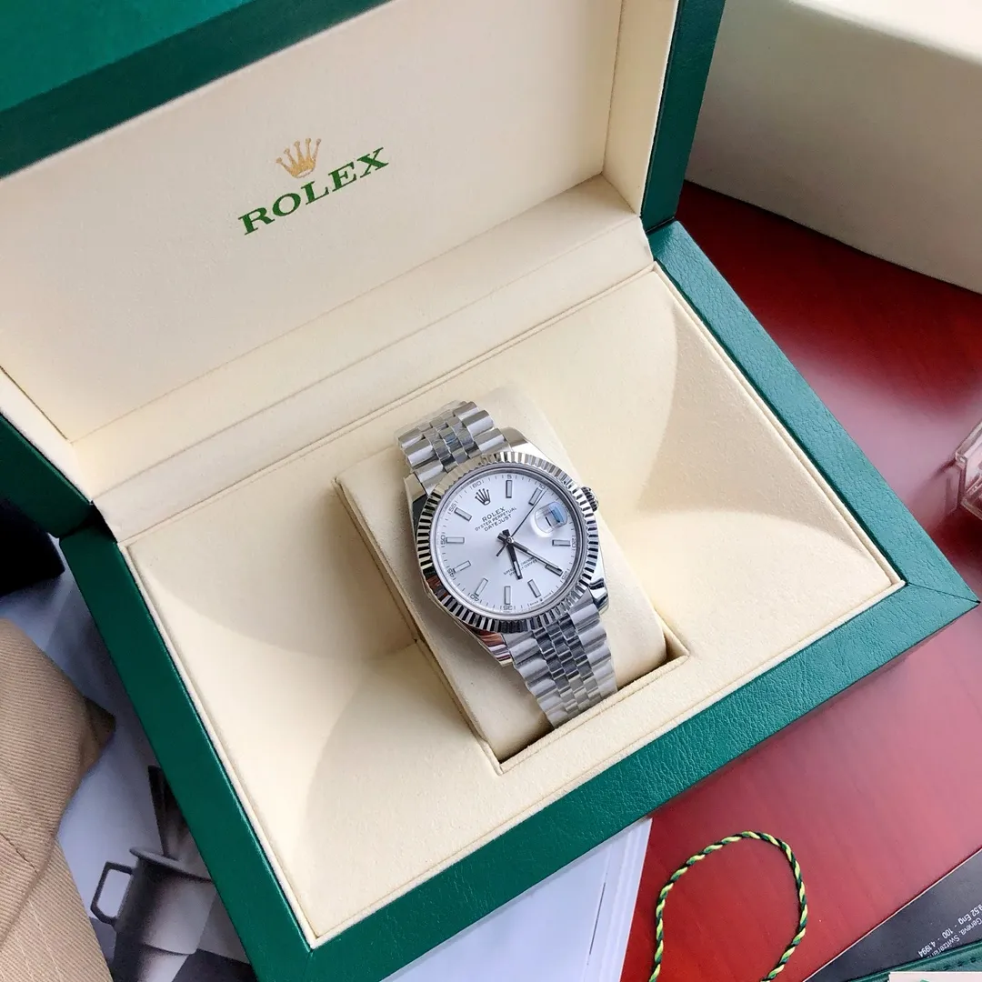 【High-end replica】💰1160! Rolex Datejust watches and Oyster Perpetual Explorer watches record every moment of windward exploration. The Datejust is the epitome of a classic watch, both in terms of function and aesthetic style, it is timeless and timeless. This watch was launched in 1945 and was the world's first self-winding watch with a date window at 3 o'clock. The watch embodies all of Rolex's major innovations at the time and laid a milestone for modern watch production. The Datejust watch still maintains its lasting aesthetic style after experiencing the baptism of time. Therefore, the Datejust watch has become one of the most easily recognized watches and has become a long-lasting classic. It is not easy to do this! The dial has a diameter of 41mm, a sapphire mirror, and the case and strap are very well made! This unique outer ring fully shapes the watch’s outstanding personality and extraordinary functions. Comes fully packaged! The price is very impressive!