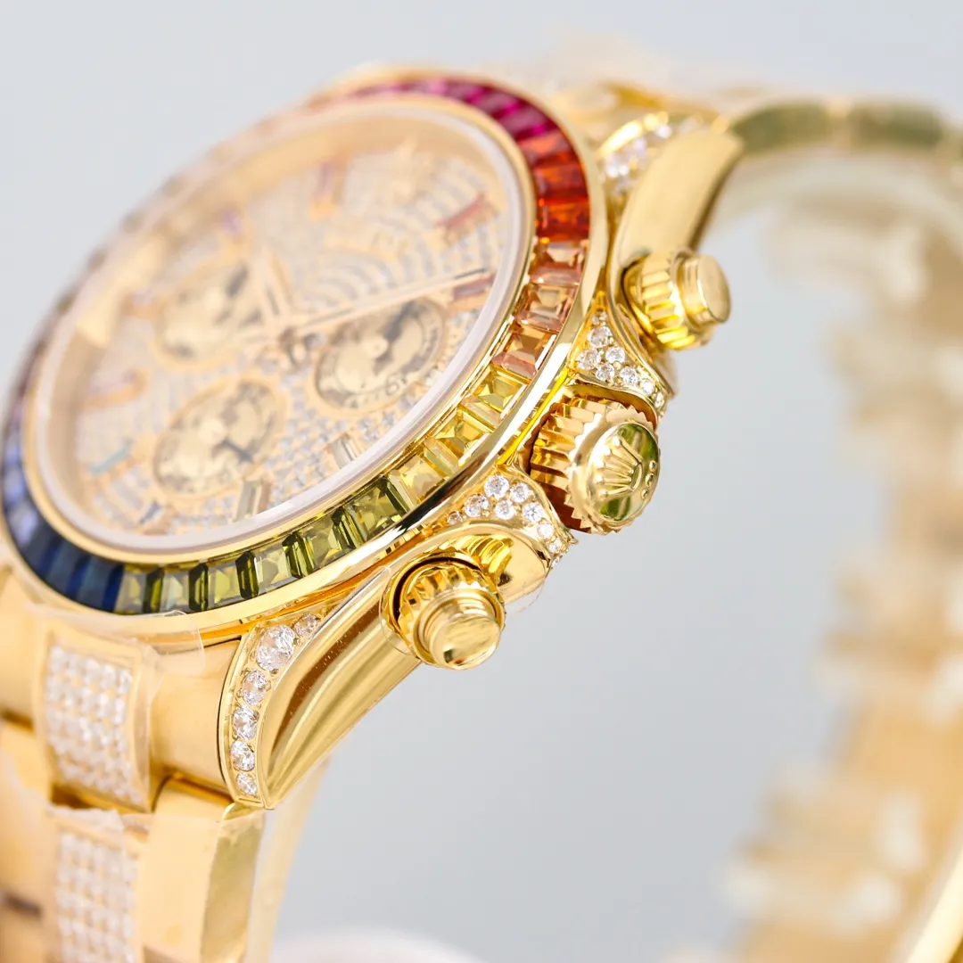[SGP Factory] The latest second generation Rolex Daytona rainbow model! "The late rainbow slants, the sun fills the sky, and half of the mountains and rivers are stained by rain." The pure black dial is like a dusk background, which highlights the colorful rainbow scales on the dial and outer ring, while the diamonds on the lugs and shoulder guards are like raindrops, with a shiny and translucent texture. Compared with the first generation, this year’s new Rainbow Di has three main shell changes, namely dial scale, pointer color and case material! In the second generation, Rolex removed the large square diamond scales and replaced them with bar-shaped gemstone scales. What’s even more valuable is that the arrangement of these gemstone scales also shows a gradient effect, and corresponds one-to-one with the color of the gradient gemstones on the outer ring. The "Second Generation Rainbow Daytona" watch case and strap are made of 316L fine steel and polished. Each case is CNC processed in all details, and then polished by manual processes. The polishing and inspection workmanship is fine. The angle of the ring, the size and number of gems, and the color are consistent with the rainbow gradient effect of the counter. The literal K movement uses 7750, and the timing function is synchronized with the counter. The strap is equipped with an Oyster safety buckle to prevent accidental opening. This elegant solid link strap is comfortable to wear and very easy to operate! The biggest feature of this watch is the colorful gems on the bezel and the twelve colored diamond scales on the face. The color gradient effect corresponds one to one. These gems shine with red, orange, yellow, green, blue, purple and other colorful colors, just like adding graceful and varied colors. Rolex carefully selected exquisite and exquisite gems, and combined them together to give the watch a strange brilliance.