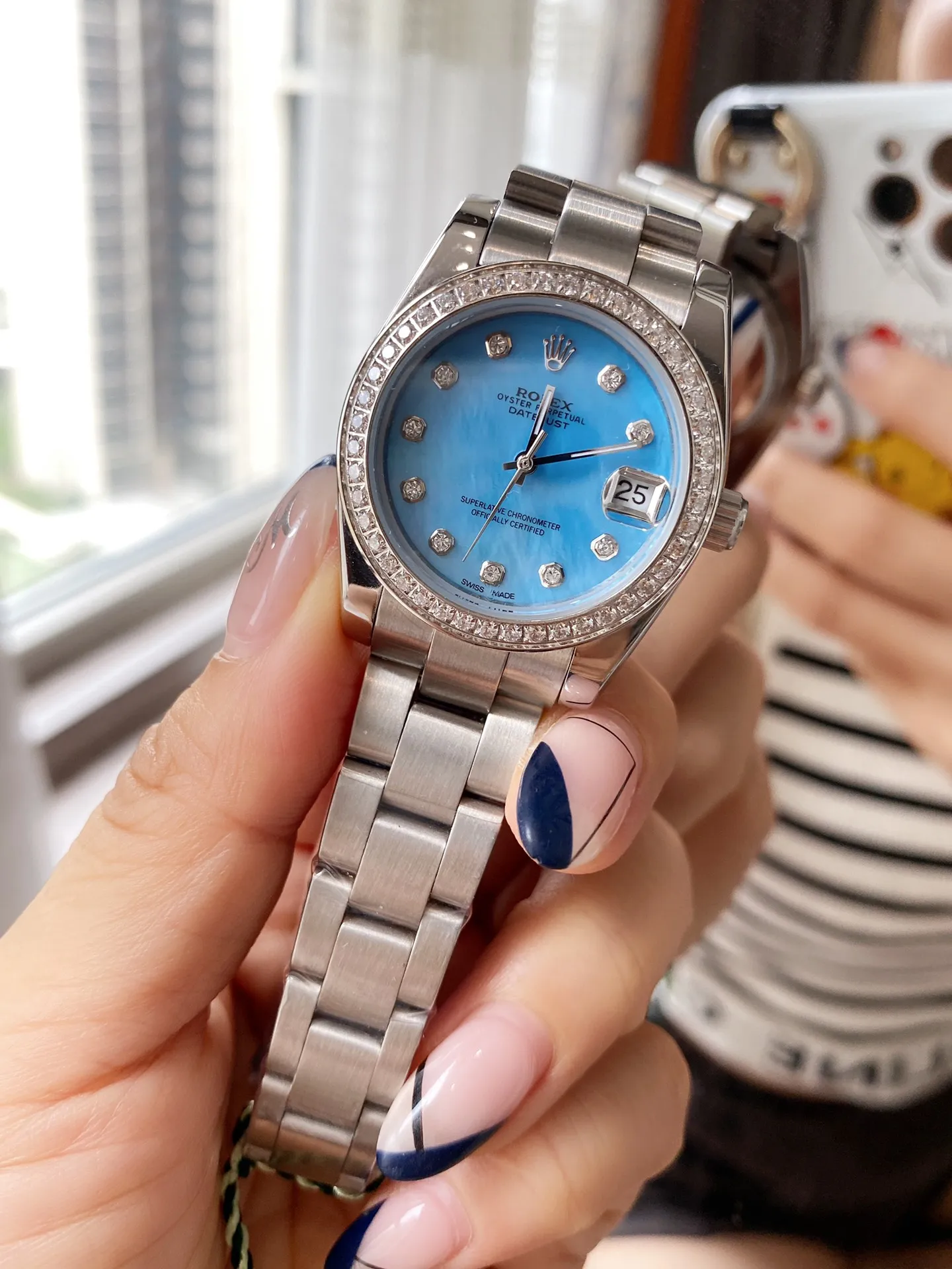 【Foreign trade import】💰840! The new Rolex Oyster is here, candy pearl oysters. Each one is so beautiful and charming, and it is no longer as old-fashioned as imagined. "Parallel bar" numerical displays are specially added at 3 o'clock, 6 o'clock and 9 o'clock on the dial. With the reduced size, the 31mm model is more eye-catching in the color of the dial! The unique and dynamic color scheme makes the new Oyster Perpetual more fashionable and youthful, making it lively! Rolex Calabash Oyster series, please choose your favorite color and be a domineering little woman