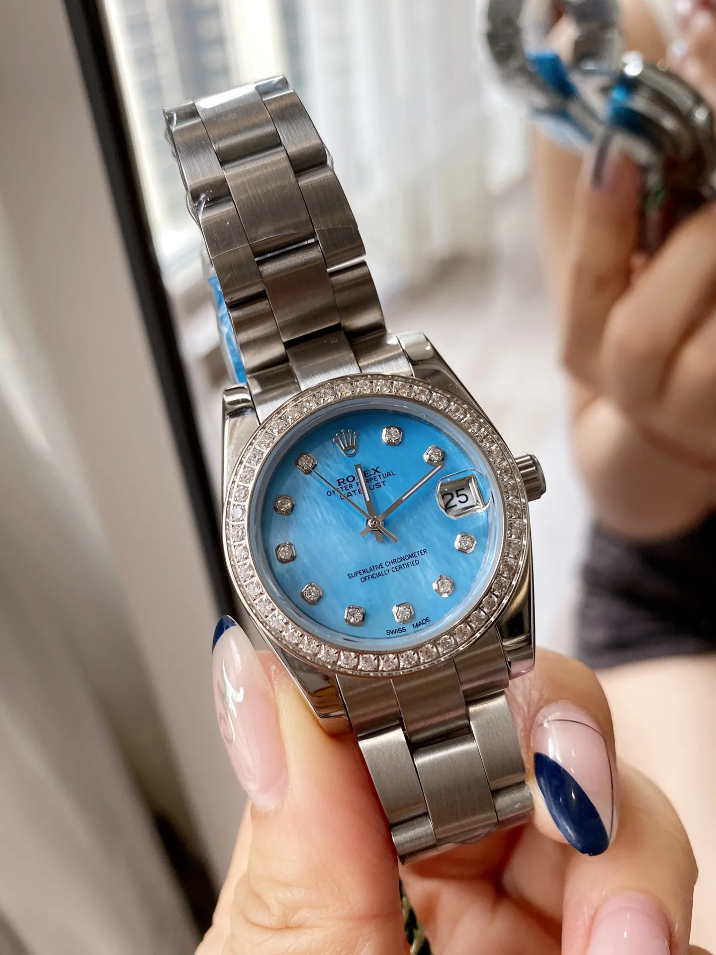 【Foreign trade import】💰840! The new Rolex Oyster is here, candy pearl oysters. Each one is so beautiful and charming, and it is no longer as old-fashioned as imagined. "Parallel bar" numerical displays are specially added at 3 o'clock, 6 o'clock and 9 o'clock on the dial. With the reduced size, the 31mm model is more eye-catching in the color of the dial! The unique and dynamic color scheme makes the new Oyster Perpetual more fashionable and youthful, making it lively! Rolex Calabash Oyster series, please choose your favorite color and be a domineering little woman
