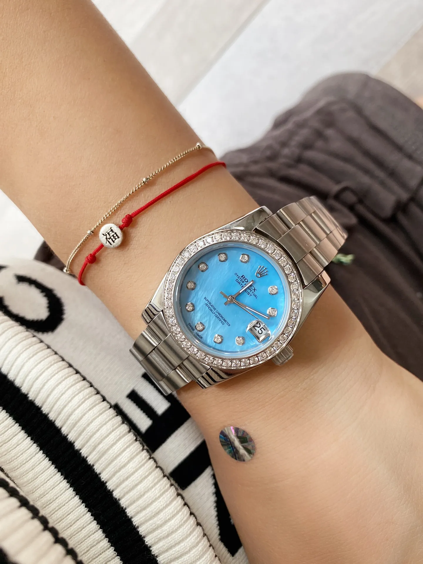 【Foreign trade import】💰840! The new Rolex Oyster is here, candy pearl oysters. Each one is so beautiful and charming, and it is no longer as old-fashioned as imagined. "Parallel bar" numerical displays are specially added at 3 o'clock, 6 o'clock and 9 o'clock on the dial. With the reduced size, the 31mm model is more eye-catching in the color of the dial! The unique and dynamic color scheme makes the new Oyster Perpetual more fashionable and youthful, making it lively! Rolex Calabash Oyster series, please choose your favorite color and be a domineering little woman