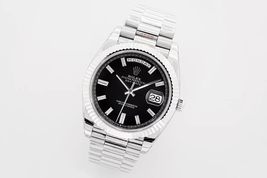 【High-end replica】💰1300! 【Top Replica】💰Private chat! Rolex Day-Date 40 [Upgraded to the new 3255 all-in-one machine] 1⃣️ Sapphire mirror, calendar 2.5x magnifying glass, the effect is synchronized with the original version. 2⃣️Oyster case structure, integrated middle case, screw-in bottom cover and winding crown. 3⃣️The structural dimensions and thickness are the same as the original ones, with a diameter of 40 mm and a thickness of 12 mm. 4⃣️ Equipped with 3255 integrated movement, the time adjustment, thickness and structure are synchronized with the original version. Picture shooting Wei's top replica real shot!