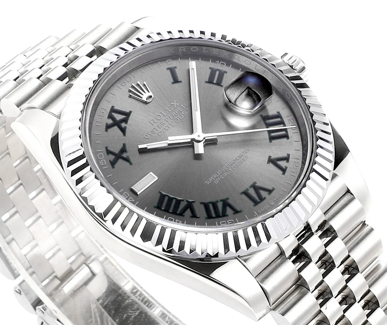【High-end replica】💰1160! 【Customized all-in-one machine】💰1720! [Top replica] Private chat! ! ! The Rolex Datejust 41mm series creates a classic watch model. 1: The movement adopts Swiss 3235 movement. 2: In terms of material, the overall material is made of 904 steel. The curvature of the side of the case is polished in place, and the thickness of the side is consistent with the original. 3: Classic dog tooth collar. The platinum (electroplated) ring presents a radiant light effect that is extremely close to the original version, and the triangular pit pattern is clean and neat. 4: The watch mirror is made of real sapphire mirror, which increases the transparency of the watch. At the same time, it has been treated with anti-glare technology, making it very convenient to read watch data and has high hardness. 5: The only synchronous original thickness in the market is 11.5mm. This picture was taken in top reproduction quality!