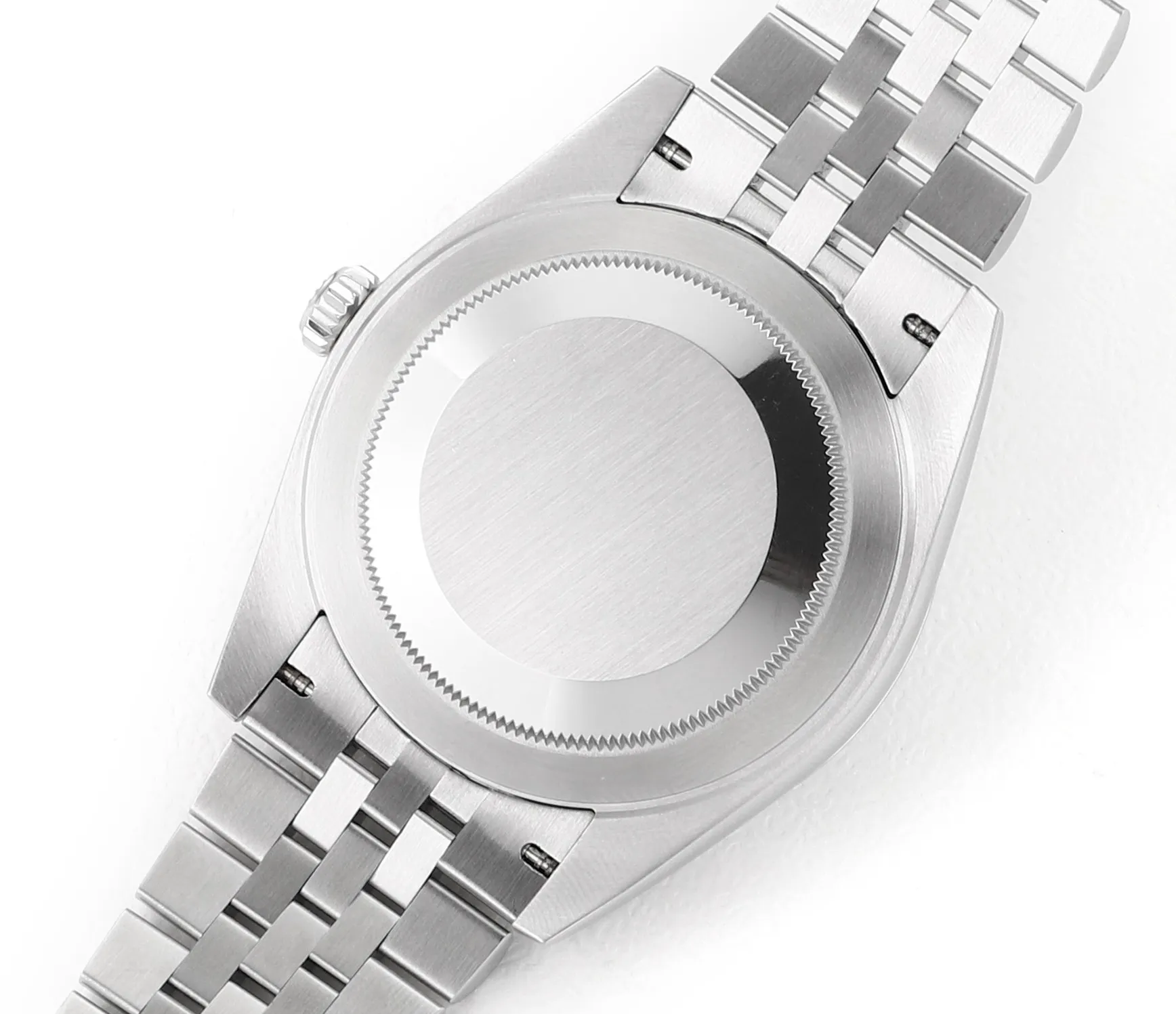【High-end replica】💰1160! 【Customized all-in-one machine】💰1720! [Top replica] Private chat! ! ! The Rolex Datejust 41mm series creates a classic watch model. 1: The movement adopts Swiss 3235 movement. 2: In terms of material, the overall material is made of 904 steel. The curvature of the side of the case is polished in place, and the thickness of the side is consistent with the original. 3: Classic dog tooth collar. The platinum (electroplated) ring presents a radiant light effect that is extremely close to the original version, and the triangular pit pattern is clean and neat. 4: The watch mirror is made of real sapphire mirror, which increases the transparency of the watch. At the same time, it has been treated with anti-glare technology, making it very convenient to read watch data and has high hardness. 5: The only synchronous original thickness in the market is 11.5mm. This picture was taken in top reproduction quality!