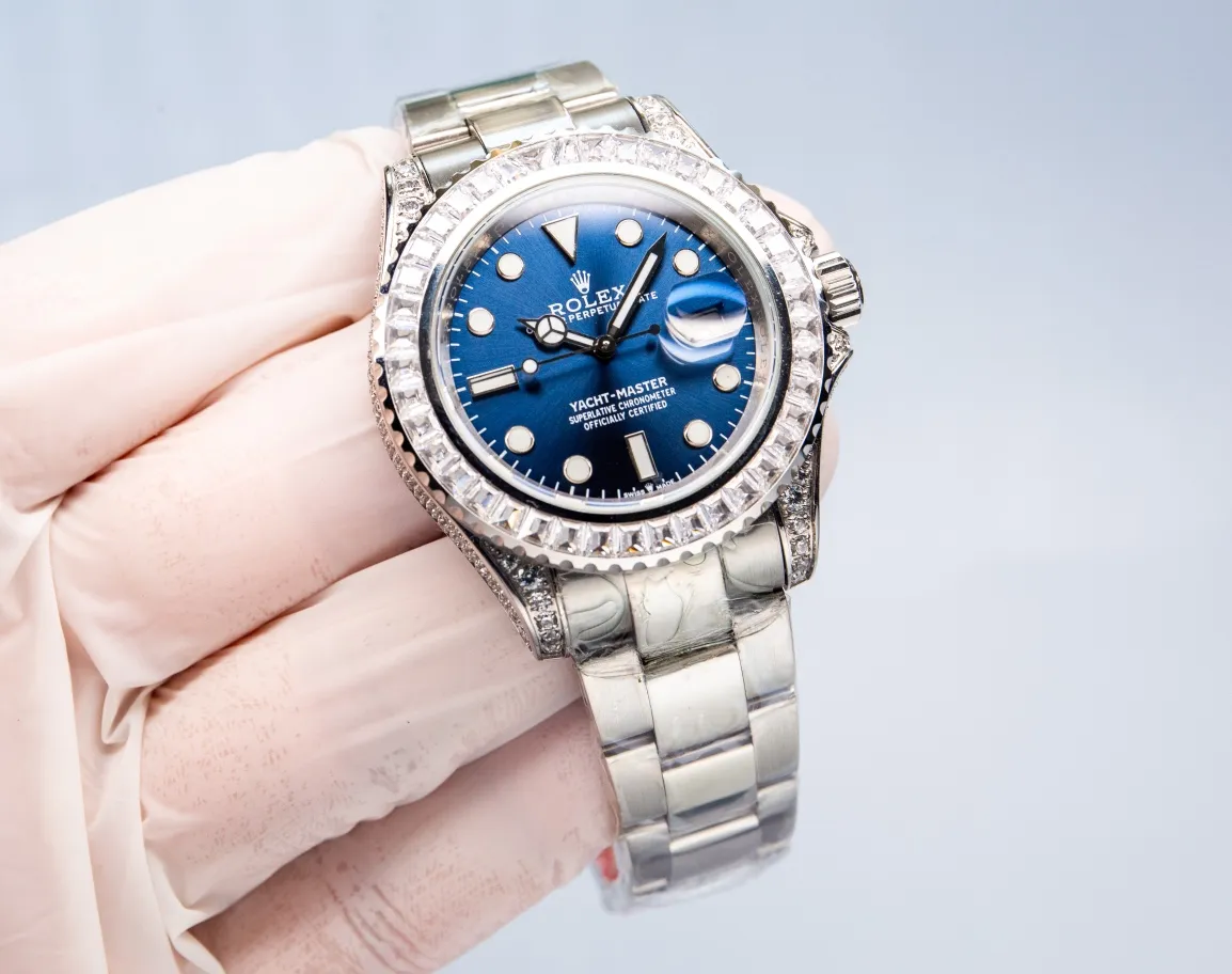 Rolex's global limited gemstone model - the Yacht-Master, pushes the limits aesthetically. On this watch, you can combine your love of jewelry and Swiss watches into one. The bezel, case and buckle are all studded with Swarovski diamonds! A walking work of art, a symbol of identity and status, the aura is clear at a glance! Really stunning! Can't put it down❤️ [Movement] It uses the 3135 fully automatic all-in-one machine with the soul blue hairspring that symbolizes Rolex, and its performance is extremely stable. [Case] ​​The size of the watch is 40mm, and every detail is perfectly reproduced one to one. [Watch Strap] Forged from 904L fine steel, the strap has a classic oyster shape, with brushed workmanship on both sides and high polishing in the middle. The buckle has the same double safety buckle as the original, and the buckle engraving is clearly visible. (An additional rubber strap is included.) [Mirror] Sapphire mirror. Super luminous text, the color of the text is more delicate, creating a visual effect consistent with the original product! 🍻It is shocking and noble when you use it. You deserve it! (Focus on original new machines) Focus is an attitude, produced by JH!