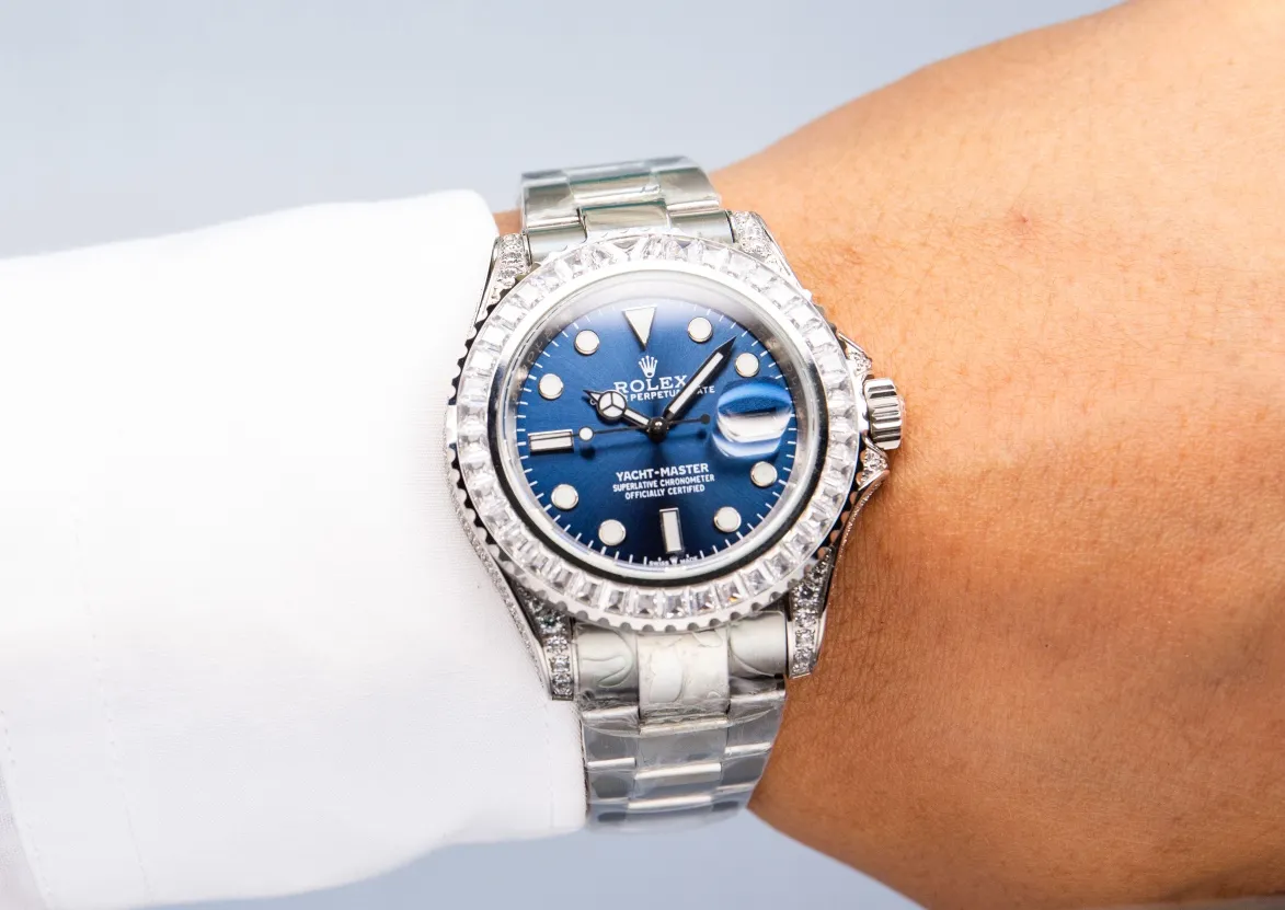 Rolex's global limited gemstone model - the Yacht-Master, pushes the limits aesthetically. On this watch, you can combine your love of jewelry and Swiss watches into one. The bezel, case and buckle are all studded with Swarovski diamonds! A walking work of art, a symbol of identity and status, the aura is clear at a glance! Really stunning! Can't put it down❤️ [Movement] It uses the 3135 fully automatic all-in-one machine with the soul blue hairspring that symbolizes Rolex, and its performance is extremely stable. [Case] ​​The size of the watch is 40mm, and every detail is perfectly reproduced one to one. [Watch Strap] Forged from 904L fine steel, the strap has a classic oyster shape, with brushed workmanship on both sides and high polishing in the middle. The buckle has the same double safety buckle as the original, and the buckle engraving is clearly visible. (An additional rubber strap is included.) [Mirror] Sapphire mirror. Super luminous text, the color of the text is more delicate, creating a visual effect consistent with the original product! 🍻It is shocking and noble when you use it. You deserve it! (Focus on original new machines) Focus is an attitude, produced by JH!