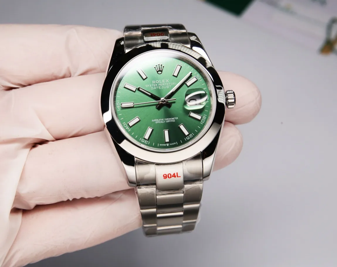【High-end replica】💰1240! 【Customized all-in-one machine】💰1720! Rolex Oyster Perpetual Datejust 41mm series watches, timeless elegance! [Oyster case, symbol of waterproofing] The diameter of the watch is 41mm, the thickness is consistent with the original, and the data is consistent with the genuine product 1. Classic Oyster case with triangular grooved outer ring 2. The handle adopts a screw-in design to restore the double buckle lock dual waterproof system 3. Mirror material - wear-resistant and scratch-resistant sapphire mirror, anti-reflective convex magnification (2.5 times) calendar window [Strap details] Different watch models are matched with different steel straps 1. Commemorative strap Jubilee Bracelet (five-bead belt) Material: stainless steel, commemorative type, five-row link 2. Oyster bracelet Oyster Bracelet (3-bead belt). Material: Stainless steel, head-shaped, semi-circular three-row link 3. Buckle type Folding buckle, concealed folding crown buckle [Movement] Using the exquisite and stable Japanese 8215/9015 movement, it is steady and simple, reserved, showy but not flattering, long-lasting elegance! (Extreme reproduction requirements create high quality, playing with more than just concepts!) (Focus on original new machines) Focus is an attitude, produced by JH!