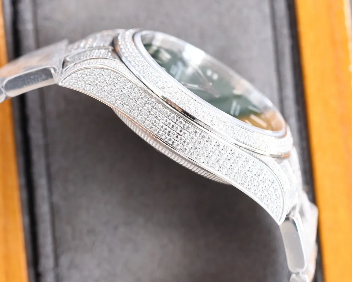 【Top Replica】💰Private chat! High-definition real shots of Rolex women’s watches, full of diamonds for women! ! 36mm diameter! Using fully automatic movement! Rolex luxury 18k nanotechnology! 5 sets of original diamond straps! Carefully crafted with 2,300+ AAA zircons! Be sure that the inlay technology is not the ordinary diamond-laying technology on the market! ! Make the sparkling effect better under the light! Best for gift giving! Brand new with 5 sets of full-diamond steel straps, fully automatic imported mechanical Swiss movement, sapphire scratch-resistant glass mirror, 18k vacuum electroplating that will never fade, the best luxury recommendation for gift giving!