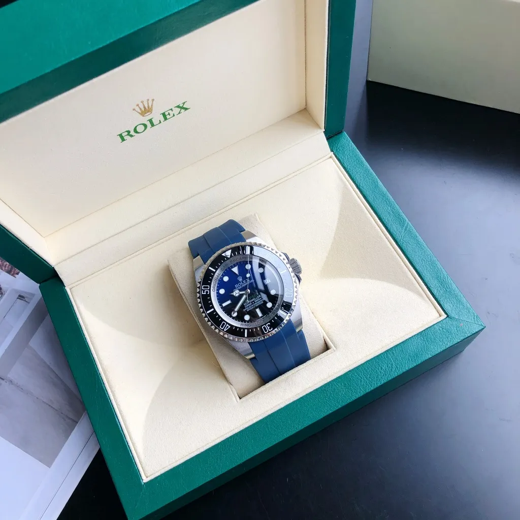 【Foreign trade import】💰2400! Rolex is one of the leading brands in the watch industry, and the Ghost King is undoubtedly one of the brand's leading watches. The GD factory invests heavily in creating a fine steel texture, diving performance, luminous intensity, and accurate travel time, which perfectly interprets the essence of this model. [Movement] Equipped with GD's dedicated 0️⃣reworked, 💯new original Citizen 8215 fully automatic mechanical movement, with accurate travel time, excellent performance, and a power reserve of up to 48 hours. [Case] 316L stainless steel case perfectly presents the same curvature and gloss as the original version, super high-density mineral glass mirror, exquisite workmanship perfectly inherits the original diving performance [Literal] Clear scale, super long-lasting luminous, synchronized authentic details, clear inner shadow circle lettering, well-proportioned fonts [Watch strap] Equipped with imported silicone strap or 316L stainless steel bracelet with the only original telescopic adjustable buckle in its class ⚠️ Please look for the exclusive quality of GD products