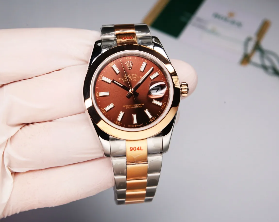 【High-end replica】💰1240! 【Customized all-in-one machine】💰1720! Rolex Oyster Perpetual Datejust 41mm series watches, timeless elegance! [Oyster case, symbol of waterproofing] The diameter of the watch is 41mm, the thickness is consistent with the original, and the data is consistent with the genuine product 1. Classic Oyster case with triangular grooved outer ring 2. The handle adopts a screw-in design to restore the double buckle lock dual waterproof system 3. Mirror material - wear-resistant and scratch-resistant sapphire mirror, anti-reflective convex magnification (2.5 times) calendar window [Strap details] Different watch models are matched with different steel straps 1. Commemorative strap Jubilee Bracelet (five-bead belt) Material: stainless steel, commemorative type, five-row link 2. Oyster bracelet Oyster Bracelet (3-bead belt). Material: Stainless steel, head-shaped, semi-circular three-row link 3. Buckle type Folding buckle, concealed folding crown buckle [Movement] Using the exquisite and stable Japanese 8215/9015 movement, it is steady and simple, reserved, showy but not flattering, long-lasting elegance! (Extreme reproduction requirements create high quality, playing with more than just concepts!) (Focus on original new machines) Focus is an attitude, produced by JH!