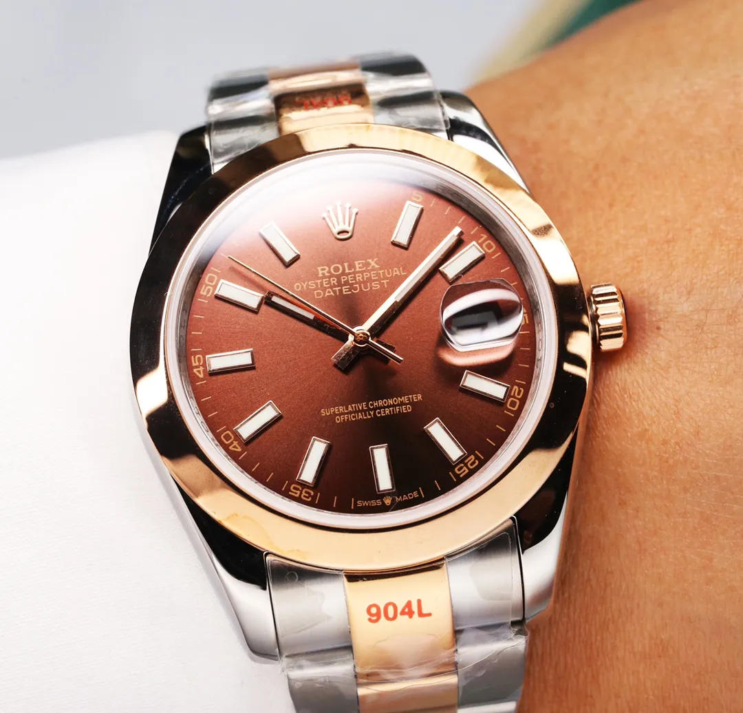 【High-end replica】💰1240! 【Customized all-in-one machine】💰1720! Rolex Oyster Perpetual Datejust 41mm series watches, timeless elegance! [Oyster case, symbol of waterproofing] The diameter of the watch is 41mm, the thickness is consistent with the original, and the data is consistent with the genuine product 1. Classic Oyster case with triangular grooved outer ring 2. The handle adopts a screw-in design to restore the double buckle lock dual waterproof system 3. Mirror material - wear-resistant and scratch-resistant sapphire mirror, anti-reflective convex magnification (2.5 times) calendar window [Strap details] Different watch models are matched with different steel straps 1. Commemorative strap Jubilee Bracelet (five-bead belt) Material: stainless steel, commemorative type, five-row link 2. Oyster bracelet Oyster Bracelet (3-bead belt). Material: Stainless steel, head-shaped, semi-circular three-row link 3. Buckle type Folding buckle, concealed folding crown buckle [Movement] Using the exquisite and stable Japanese 8215/9015 movement, it is steady and simple, reserved, showy but not flattering, long-lasting elegance! (Extreme reproduction requirements create high quality, playing with more than just concepts!) (Focus on original new machines) Focus is an attitude, produced by JH!