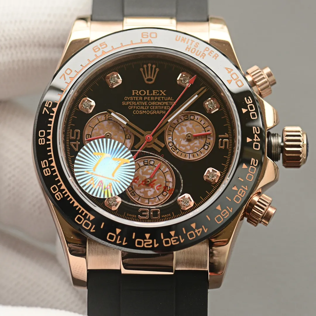 【High-end replica】💰1720! Rolex Cosmograph Daytona Series [Movement] Using an upgraded version of the 4130 fully automatic mechanical movement [Case] ​​40mmX12mm version, dark black ceramic solid outer ring with tachymeter scale (using real ceramic technology, non-scratchable, never fading, texture consistent with the original) [Dial] The function dial font and the dial logo are superimposed on the printing process, and there will be a slight bulge when viewed from the side. The background texture of the disk has been filtered and corrected countless times to ensure that it is 100% consistent with the original. The Rolex metal LOGO on it is separately molded, and it can be compared to the original in terms of three-dimensionality and roundness. The easy-to-read Chroma light luminous display is equipped with long-lasting luminous material. [Mirror] Flat sapphire crystal glass is scratch-resistant, and the effect will never be ghosted, consistent with the original product. ⚠️⚠️ (Six-digit Rolex’s unique anti-counterfeiting mark, small crown👑) [Buckle] Made of imported 316 steel and polished from 1:1 parts. The inner side is sanded and corroded by the Rolex steel seal. The external buckle safety ring is exactly the same as the genuine one ⌚️⌚️