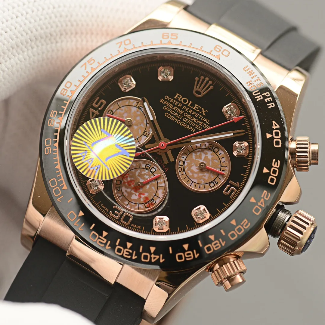 【High-end replica】💰1720! Rolex Cosmograph Daytona Series [Movement] Using an upgraded version of the 4130 fully automatic mechanical movement [Case] ​​40mmX12mm version, dark black ceramic solid outer ring with tachymeter scale (using real ceramic technology, non-scratchable, never fading, texture consistent with the original) [Dial] The function dial font and the dial logo are superimposed on the printing process, and there will be a slight bulge when viewed from the side. The background texture of the disk has been filtered and corrected countless times to ensure that it is 100% consistent with the original. The Rolex metal LOGO on it is separately molded, and it can be compared to the original in terms of three-dimensionality and roundness. The easy-to-read Chroma light luminous display is equipped with long-lasting luminous material. [Mirror] Flat sapphire crystal glass is scratch-resistant, and the effect will never be ghosted, consistent with the original product. ⚠️⚠️ (Six-digit Rolex’s unique anti-counterfeiting mark, small crown👑) [Buckle] Made of imported 316 steel and polished from 1:1 parts. The inner side is sanded and corroded by the Rolex steel seal. The external buckle safety ring is exactly the same as the genuine one ⌚️⌚️