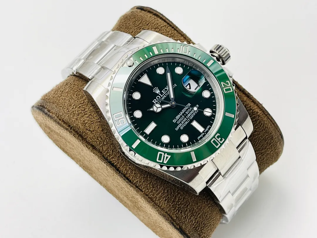 [VS Factory2022 inherits the past and connects the future with the upgraded version of V2, creating a new era of water ghosts] One watch, one card and one code, filling the gap in the market. The most cost-effective Rolex Submariner 40MM watch is shockingly released! [Technical Advantages] 1⃣️The diameter is 40MM. The water ghost is equipped with a genuine substitute clean ring. The green ghost is emerald green and translucent, and the black ghost is as deep as ink. 2⃣️The literal radial pattern has a delicate gloss, the green color is consistent with the original product, almost zero color difference, the luminous filling is full, and the brightness is long-lasting. 3⃣️904 consumable steel is used to create a hard watch body, which is polished with craftsmanship from the inside to the outside. The case size data is perfectly restored and can be interchanged with genuine products. 4⃣️The strap is smooth and made of the same 904L. The details of the strap and buckle are chamfered and polished. It feels soft and comfortable and the operation is effortless. 5⃣️New generation 3135 movement, real KIF shock absorber, more reliable and stable. 6⃣️The waterproof performance is comparable to the genuine product - the screw-in outer ring, bottom cover and winding crown system, combined with the middle case, perfectly demonstrate the waterproof performance of the consumable watch case. VS has improved many shortcomings of past submariners, and also given a higher cost performance, benefiting the majority of watch lovers. VS Factory2022’s ingenious masterpiece welcomes all watch friends to taste it!