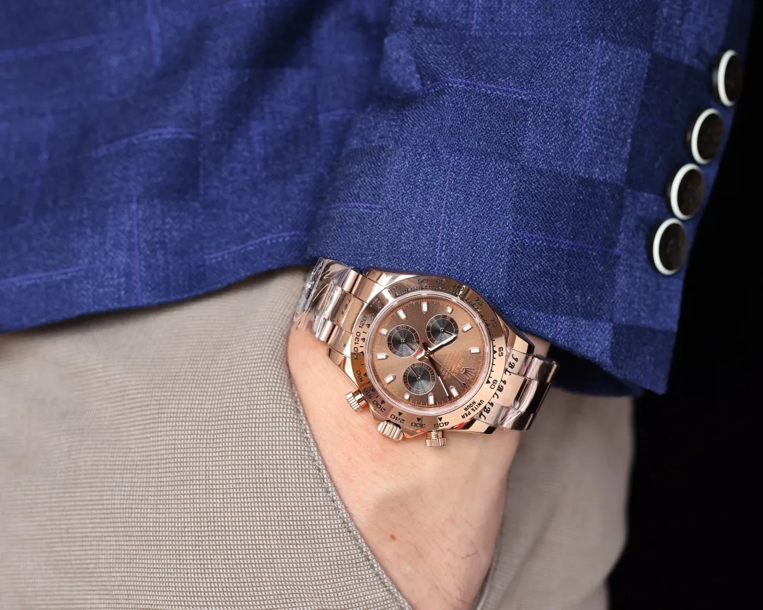 【High-end replica】💰1160! Rolex Daytona Series [Movement] Adopts the imported Japanese Citizen 8215 fully automatic mechanical movement [Case] ​​40mmX13mm deep black ceramic solid outer ring with speed scale (using real ceramic technology, non-scratchable, never faded, texture consistent with the original) [Dial] The function dial font and the dial logo are superimposed on the printing process, and there will be a slight bulge when viewed from the side. The background texture of the disk has been filtered and corrected countless times to ensure that it is 100% consistent with the original. The Rolex metal LOGO on it is separately molded, and it can be compared to the original in terms of three-dimensionality and roundness. The easy-to-read Chroma light luminous display is equipped with long-lasting luminous material. [Mirror] Flat sapphire crystal glass is scratch-resistant, and the effect will never be ghosted, consistent with the original product. (Six-digit Rolex's unique anti-counterfeiting mark, small crown) [Buckle] Made of imported 316 steel and polished from 1:1 parts. The inner side of the brush has a corroded Rolex steel seal and an external buckle safety ring that is exactly the same as the original one.