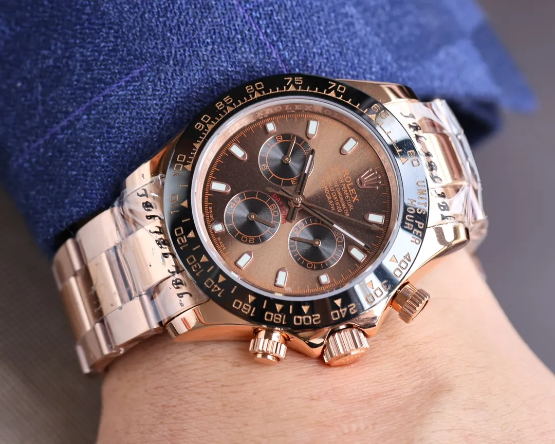 【High-end replica】💰1160! Rolex Daytona Series [Movement] Adopts the imported Japanese Citizen 8215 fully automatic mechanical movement [Case] ​​40mmX13mm deep black ceramic solid outer ring with speed scale (using real ceramic technology, non-scratchable, never faded, texture consistent with the original) [Dial] The function dial font and the dial logo are superimposed on the printing process, and there will be a slight bulge when viewed from the side. The background texture of the disk has been filtered and corrected countless times to ensure that it is 100% consistent with the original. The Rolex metal LOGO on it is separately molded, and it can be compared to the original in terms of three-dimensionality and roundness. The easy-to-read Chroma light luminous display is equipped with long-lasting luminous material. [Mirror] Flat sapphire crystal glass is scratch-resistant, and the effect will never be ghosted, consistent with the original product. (Six-digit Rolex's unique anti-counterfeiting mark, small crown) [Buckle] Made of imported 316 steel and polished from 1:1 parts. The inner side of the brush has a corroded Rolex steel seal and an external buckle safety ring that is exactly the same as the original one.