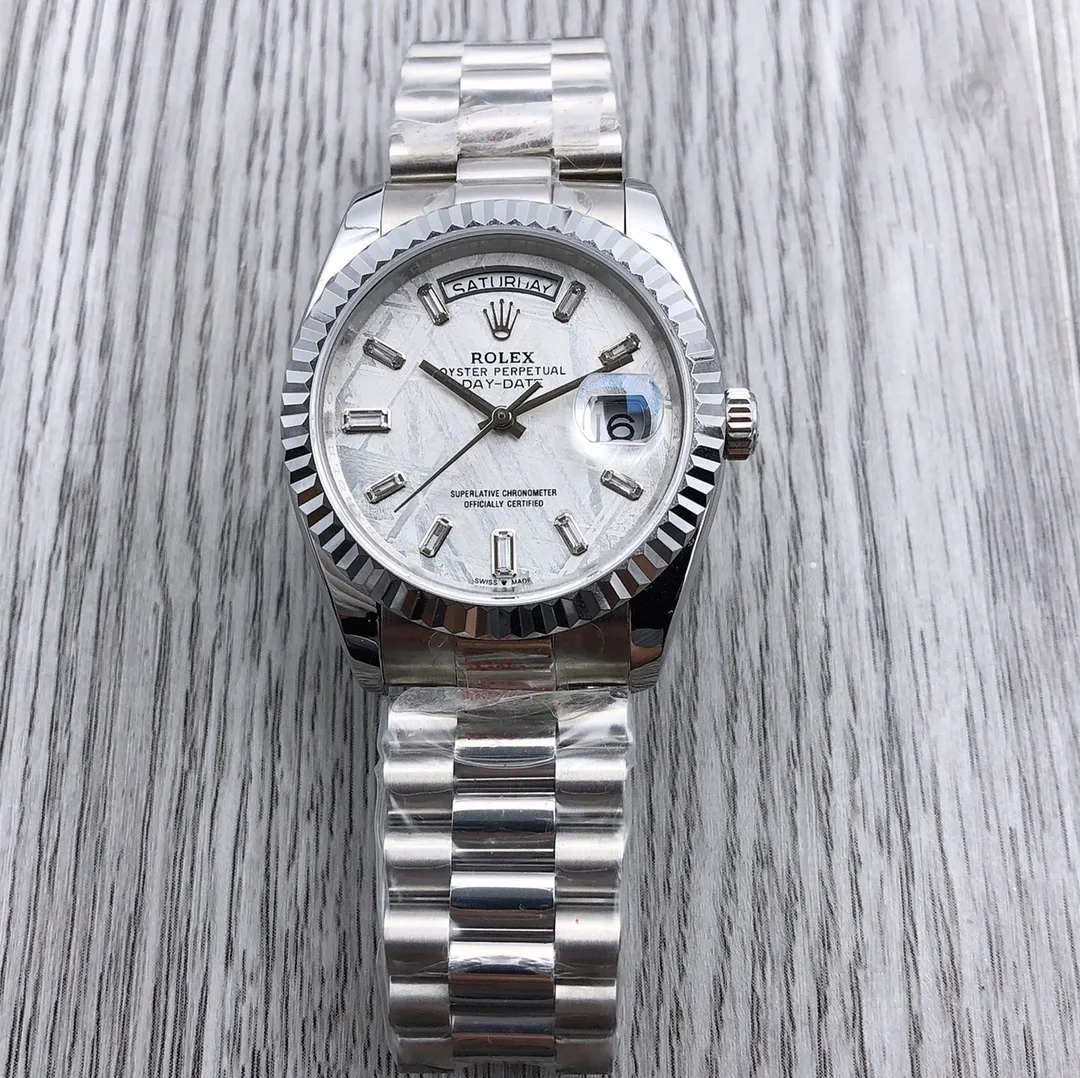 Rolex ROLEX Sky Day-Date Series BL1 (m228239-0055) "Real Meteorite" literally comes from the distant outer space. It is made of Muonionalusta meteorite iron imported from Sweden. Each piece is carefully selected to have a unique criss-crossed bevel of iron and nickel "Weide". "Man" pattern is produced, from the selection of raw materials to the final finished product, the scrap rate is extremely high. It is produced according to Swiss authentic craftsmanship. After 20 processes, it bids farewell to the visual fatigue caused by the original color of meteorite black, gray and earthy cement color, and restores the most authentic feeling of authenticity. It further highlights the three characteristics of white, bright and shiny, making the exquisite and unique meteorite letters bring a perfect visual feast. It may seem ordinary, but it can make every watch with meteorite letters become an "orphan".