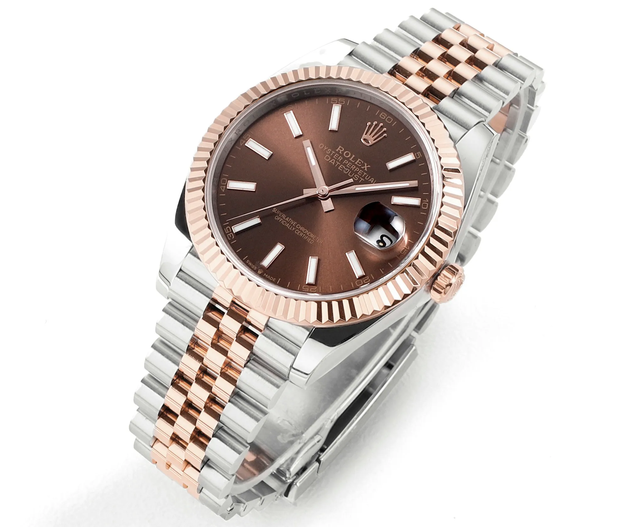 【High-end replica】💰1240! 【Customized all-in-one machine】💰1900! [Top replica] Private chat! ! ! The Rolex Datejust 41mm series creates a classic watch model. 1: The movement adopts Swiss 3235 movement. 2: In terms of material, the overall material is made of 904 steel. The curvature of the side of the case is polished in place, and the thickness of the side is consistent with the original. 3: Classic dog tooth collar. The platinum (electroplated) ring presents a radiant light effect that is extremely close to the original version, and the triangular pit pattern is clean and neat. 4: The watch mirror is made of real sapphire mirror, which increases the transparency of the watch. At the same time, it has been treated with anti-glare technology, making it very convenient to read watch data and has high hardness. 5: The only synchronous original thickness in the market is 11.5mm. This picture was taken in top reproduction quality!