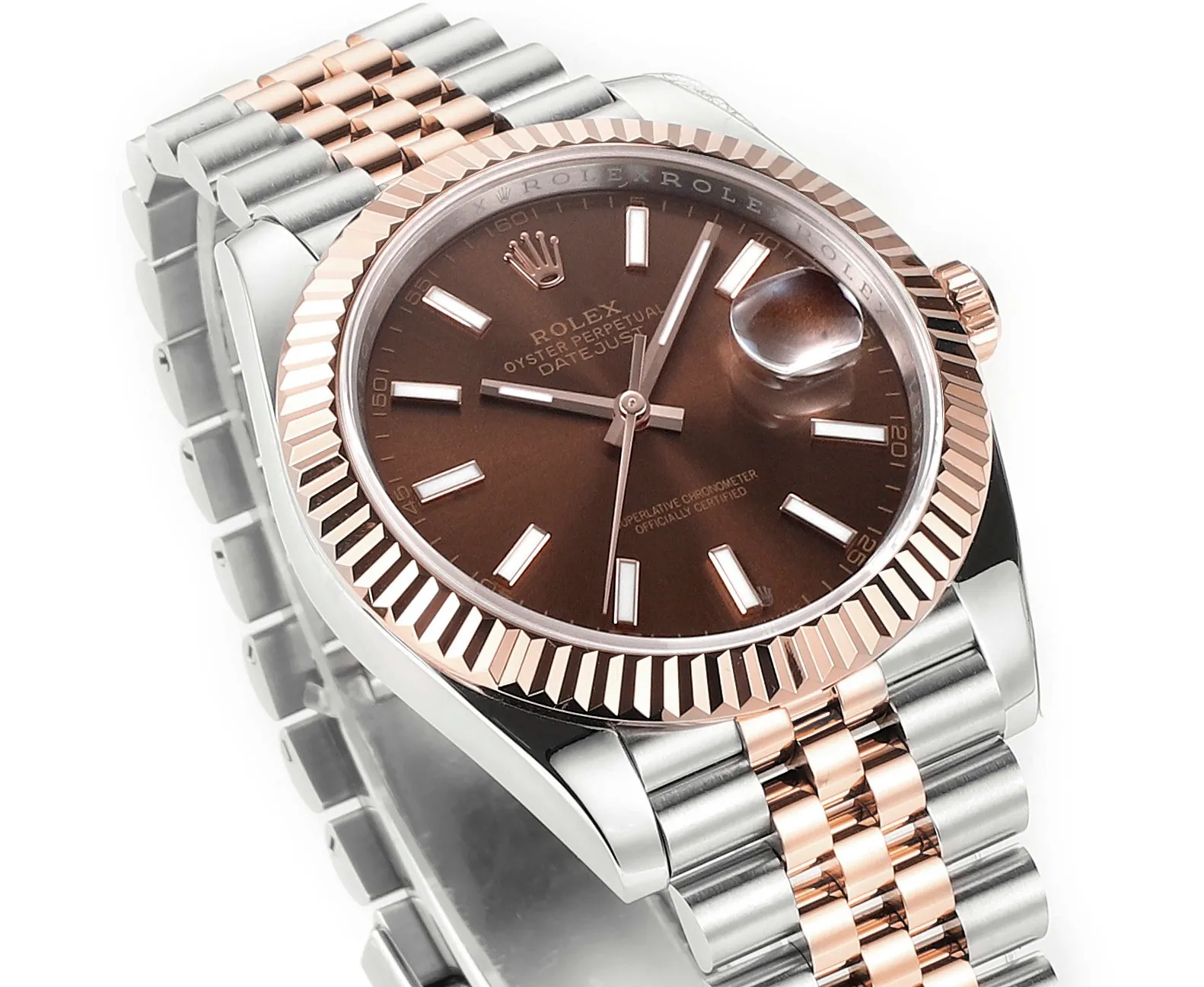 【High-end replica】💰1240! 【Customized all-in-one machine】💰1900! [Top replica] Private chat! ! ! The Rolex Datejust 41mm series creates a classic watch model. 1: The movement adopts Swiss 3235 movement. 2: In terms of material, the overall material is made of 904 steel. The curvature of the side of the case is polished in place, and the thickness of the side is consistent with the original. 3: Classic dog tooth collar. The platinum (electroplated) ring presents a radiant light effect that is extremely close to the original version, and the triangular pit pattern is clean and neat. 4: The watch mirror is made of real sapphire mirror, which increases the transparency of the watch. At the same time, it has been treated with anti-glare technology, making it very convenient to read watch data and has high hardness. 5: The only synchronous original thickness in the market is 11.5mm. This picture was taken in top reproduction quality!