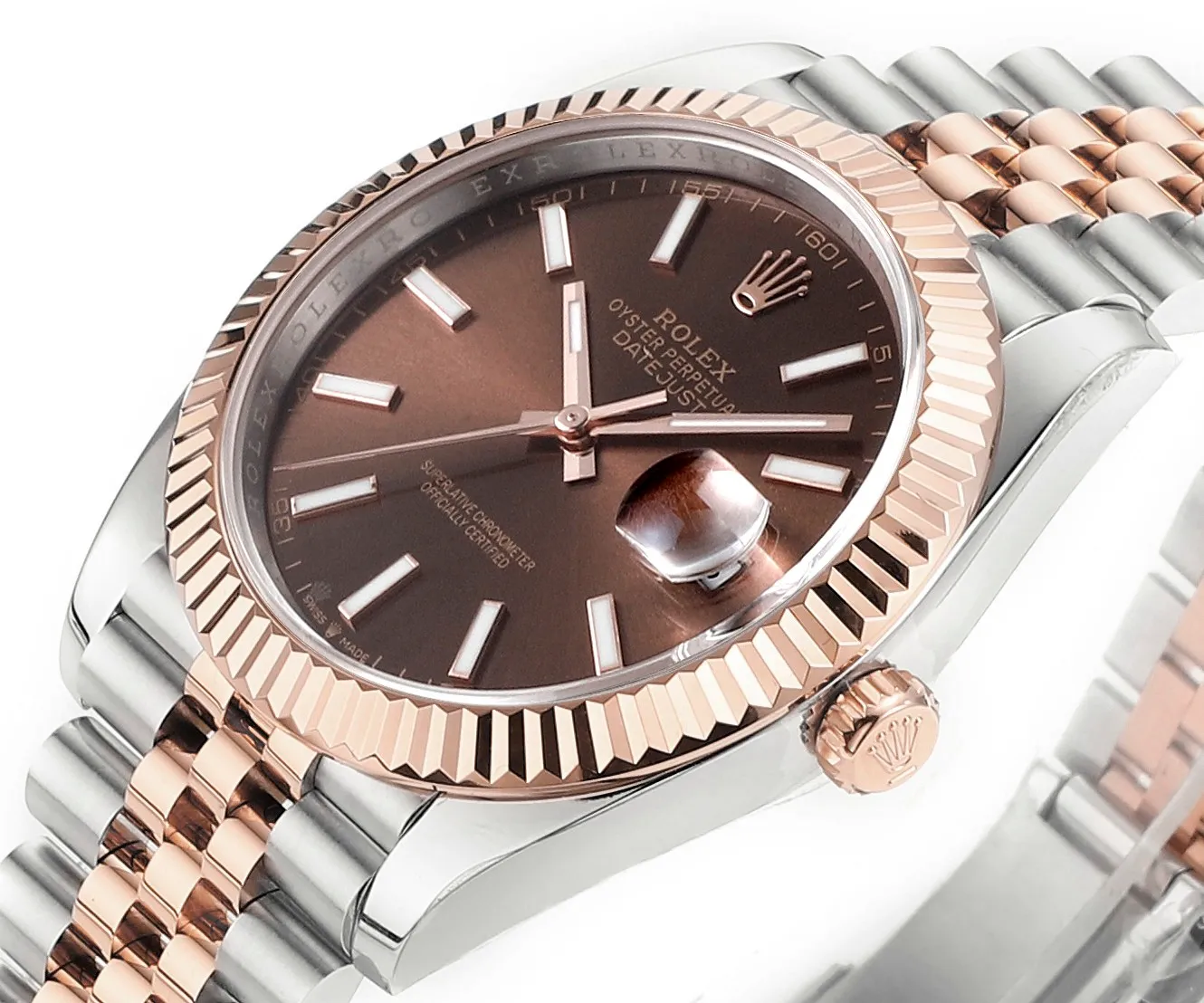 【High-end replica】💰1240! 【Customized all-in-one machine】💰1900! [Top replica] Private chat! ! ! The Rolex Datejust 41mm series creates a classic watch model. 1: The movement adopts Swiss 3235 movement. 2: In terms of material, the overall material is made of 904 steel. The curvature of the side of the case is polished in place, and the thickness of the side is consistent with the original. 3: Classic dog tooth collar. The platinum (electroplated) ring presents a radiant light effect that is extremely close to the original version, and the triangular pit pattern is clean and neat. 4: The watch mirror is made of real sapphire mirror, which increases the transparency of the watch. At the same time, it has been treated with anti-glare technology, making it very convenient to read watch data and has high hardness. 5: The only synchronous original thickness in the market is 11.5mm. This picture was taken in top reproduction quality!