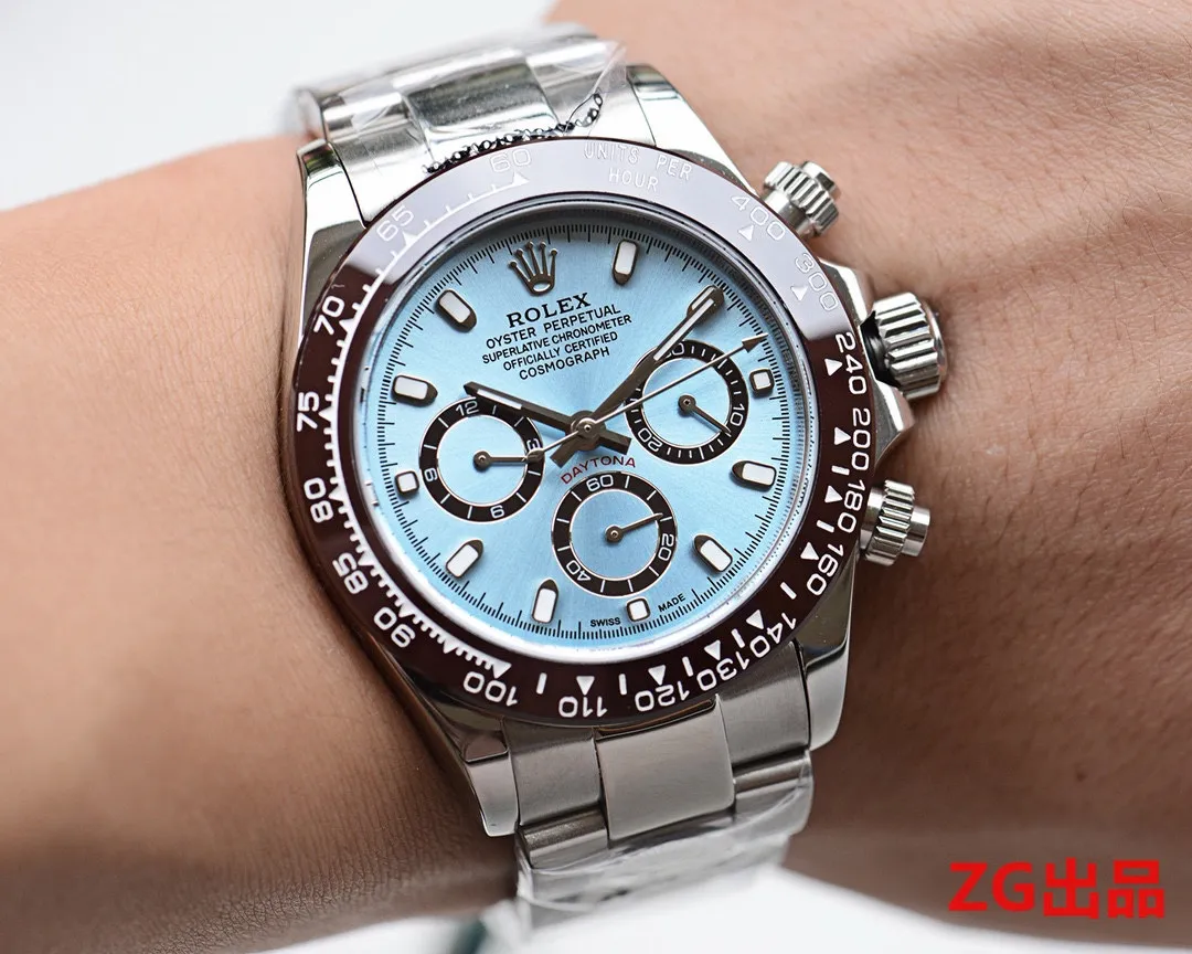 Rolex Cosmograph Daytona Series [Movement] A customized three-eye enlarged version of the fully automatic mechanical movement is used to make the three function dials consistent with the original. Each watch is strictly inspected before leaving the factory. [Case] ​​Original mold opening. Same price. Only one of them. 🎈🎈40mm The background texture of the disk has been filtered and corrected countless times to ensure that it is 100% consistent with the original. The Rolex metal LOGO on it is molded separately, and it can be compared to the original in terms of three-dimensionality and roundness. Easy-to-read Chroma light luminous display equipped with long-lasting luminous material [waterproof] 50 meters. 🌊🌊Perfect details ensure that every piece is delivered to the customer. It will 🉐️ receive good reviews🏅️🏅️ [Watch Mirror] Flat sapphire mirror is scratch-resistant, the effect will never be ghosted, and it is consistent with the original product. ⚠⚠The six-character bit is upgraded to a small crown with anti-counterfeiting that is consistent with the original 👑 (pay attention to the details) [Buckle] Made of imported 316S steel and polished from 1:1 parts. The inner side is sanded and corroded by the Rolex steel seal. The outer buckle safety ring is exactly the same as the original one.