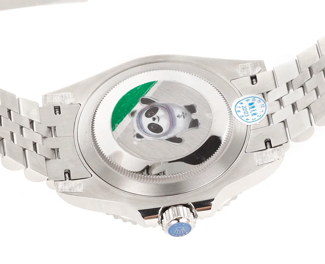 Major breakthrough in Factory C, re-creating the pinnacle ♛ Rolex ROLEX 🎮RK5 Greenwich "Left-handed" (Sprite) one-piece black and green ceramic ring is shockingly launched. The steel is made of authentic imported 904L raw materials, forged and polished, and is equipped with the 3186/3285 all-in-one fully automatic mechanical movement, consistent with the original product, with accurate and stable travel time. 🎮 Professional testing and inspection, zero repairs! The authentic consistent GMT needle is on the second layer and adjusts the calendar through quick time adjustment, 40mm, 904L steel case bracelet, sapphire mirror, super luminous, two-way ceramic rotating bezel, folding buckle. Please look for the exclusive high-end quality code: 6452Y2L3, exclusive Huan logo 🐼Welcome to reprint! (Comes with the same screwdriver as pictured/Same day shipping)