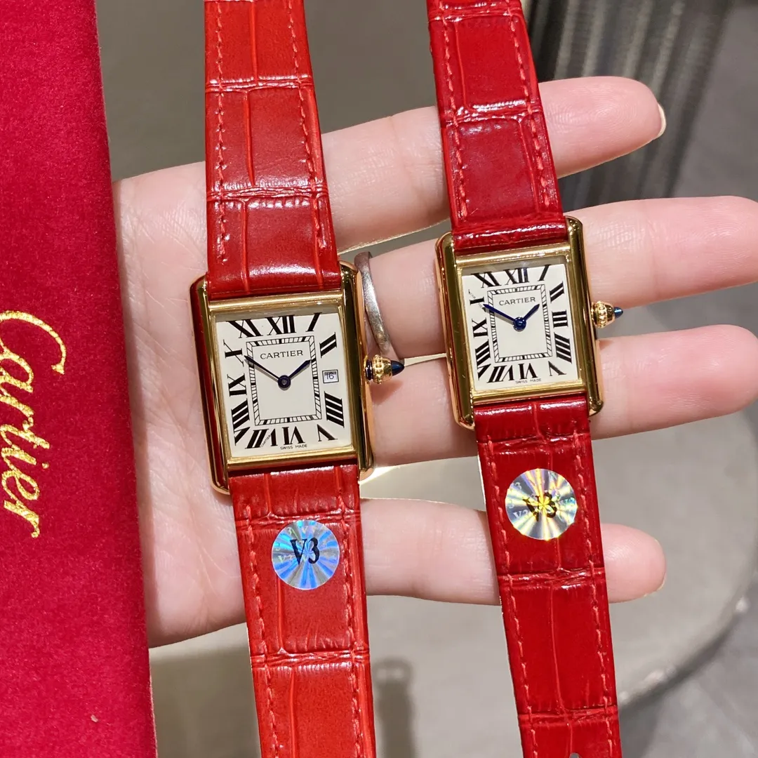 【Foreign Trade Import】💰1120 each! The ingenious Cartier CARTIER-Tank watch family produced by V3 is a masterpiece! Made of all precious metals, the shell lines are more rounded and delicate, Swiss quartz movement, new sizes: medium 33.7 x 25.5 mm, small 29.5x22 mm, this size is just right, thickness 6.35 mm. The easiest way to identify it is the conical sapphire on the crown and the calendar display! The diamond-shaped glass made with special technology is more concave and layered. The dial has Roman numeral time scales, the track on the inner ring is used as a scale to identify the specific time, the hands use blue steel sword needles, and the bead-shaped crown is inlaid with blue synthetic conical gemstones. Only after countless battles can we achieve a perfect score! The strap is made of imported leather, which has been carefully selected. The color and texture are the same as the genuine ones. It is waterproof to 30 meters for daily use. It does not affect secondary sales and can be returned and exchanged with an upgraded gift bag.