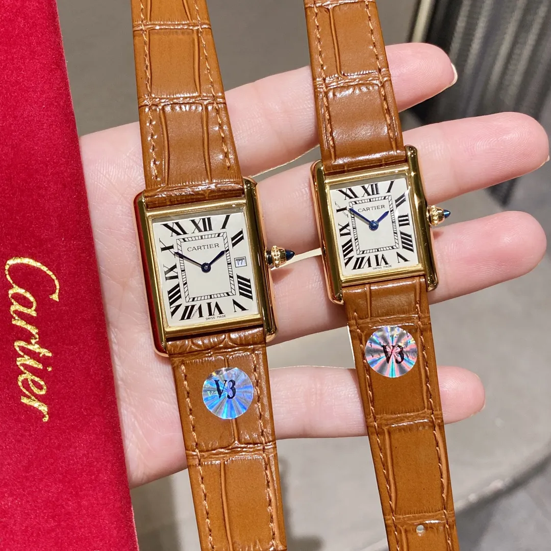 【Foreign Trade Import】💰1120 each! The ingenious Cartier CARTIER-Tank watch family produced by V3 is a masterpiece! Made of all precious metals, the shell lines are more rounded and delicate, Swiss quartz movement, new sizes: medium 33.7 x 25.5 mm, small 29.5x22 mm, this size is just right, thickness 6.35 mm. The easiest way to identify it is the conical sapphire on the crown and the calendar display! The diamond-shaped glass made with special technology is more concave and layered. The dial has Roman numeral time scales, the track on the inner ring is used as a scale to identify the specific time, the hands use blue steel sword needles, and the bead-shaped crown is inlaid with blue synthetic conical gemstones. Only after countless battles can we achieve a perfect score! The strap is made of imported leather, which has been carefully selected. The color and texture are the same as the genuine ones. It is waterproof to 30 meters for daily use. It does not affect secondary sales and can be returned and exchanged with an upgraded gift bag.