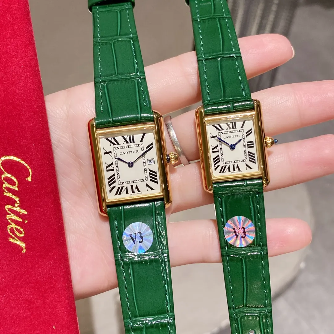 【Foreign Trade Import】💰1120 each! The ingenious Cartier CARTIER-Tank watch family produced by V3 is a masterpiece! Made of all precious metals, the shell lines are more rounded and delicate, Swiss quartz movement, new sizes: medium 33.7 x 25.5 mm, small 29.5x22 mm, this size is just right, thickness 6.35 mm. The easiest way to identify it is the conical sapphire on the crown and the calendar display! The diamond-shaped glass made with special technology is more concave and layered. The dial has Roman numeral time scales, the track on the inner ring is used as a scale to identify the specific time, the hands use blue steel sword needles, and the bead-shaped crown is inlaid with blue synthetic conical gemstones. Only after countless battles can we achieve a perfect score! The strap is made of imported leather, which has been carefully selected. The color and texture are the same as the genuine ones. It is waterproof to 30 meters for daily use. It does not affect secondary sales and can be returned and exchanged with an upgraded gift bag.
