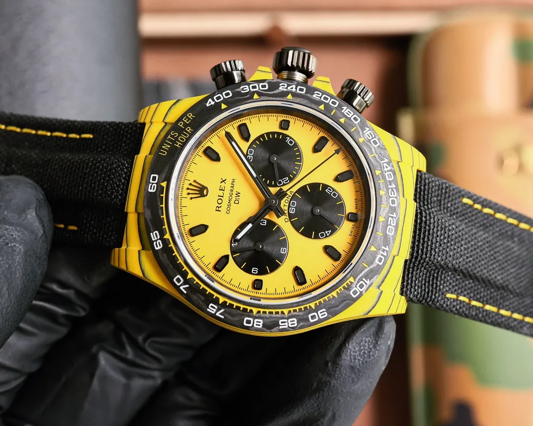 【Top replica】💰6500! The carbon fiber customized version of the TW Factory ROLEX Universe Chronograph Daytona series, the watch is not only light to wear, but also hard in appearance. And each watch has a unique carbon fiber pattern material. [Case] ​​The size of the watch is 40X12.4, which is consistent with the original. The strength of the Tw factory casts the unique style of carbon fiber Rolex. Unique to the market, the entire case, bezel and bottom cover are made of high-composite carbon fiber and super luminous powder. The details are hand-chamfered and polished. The texture is extraordinary. [Strap Buckle] The strap is made of artificial fiber woven straps, which is breathable, comfortable and soft in texture. [Movement] Using the latest accurate and mature 4801 movement (the functional thickness is the same as 4130), it perfectly realizes powerful functions and is the king of cost performance! ! !