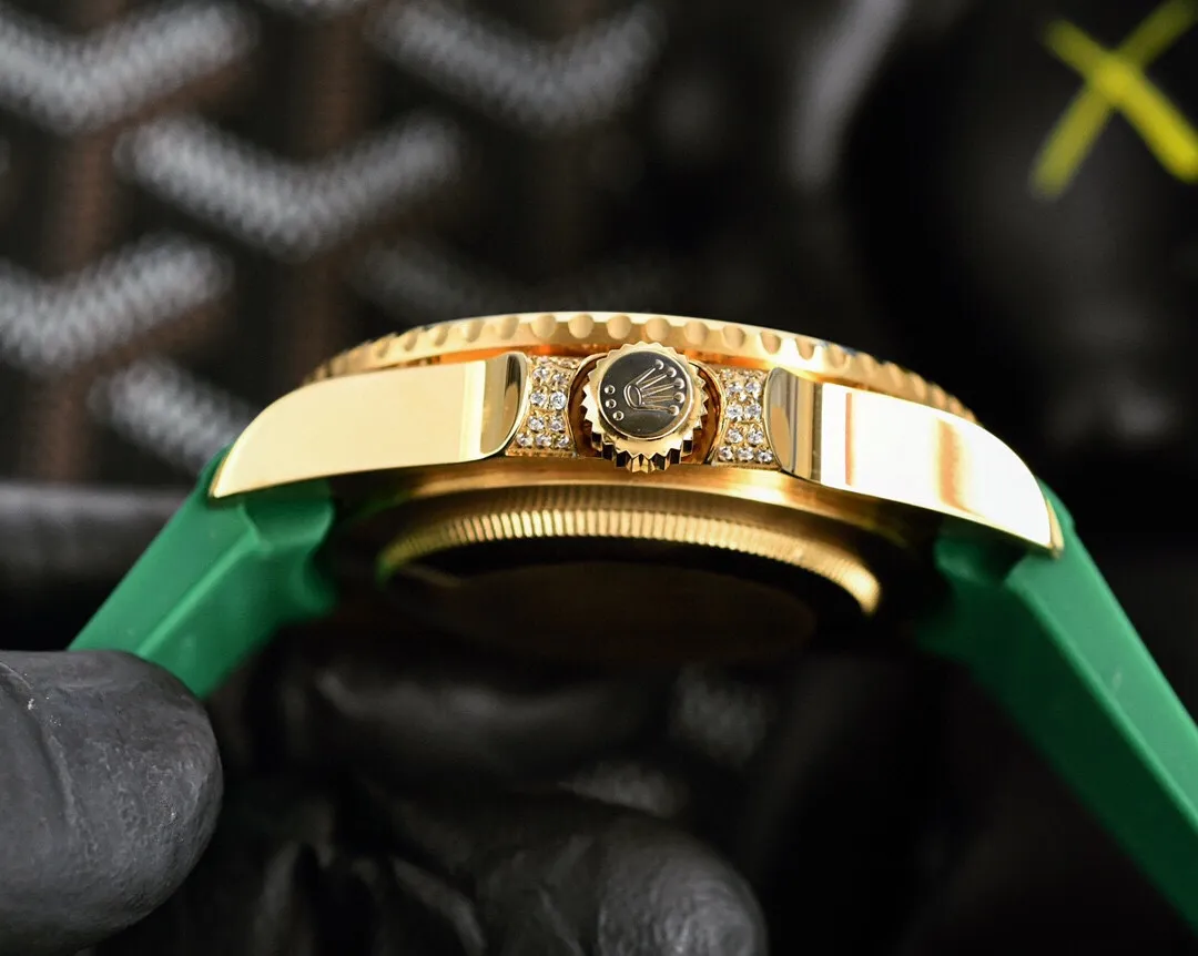 【High-end replica】💰1360! Rolex's top toy addict, if you don't like fake street watches, he will definitely be your best friend. Rolex's most classic Submariner Submariner was used as the prototype. After a second modification of the ring, it was then inlaid with top-quality natural stones. It is very shiny and extremely difficult. It is currently the most sparkling craftsmanship of the same material. The movement adopts a fully-automatic imported 9015 all-in-one mechanical movement, with super luminous characters, and a specially customized mold for tape to make elbows, which completely fits the case. The 2cm flexible adjustment buckle inside the buckle makes it easy to adjust the size. Profession creates the future, once and for all. Size 40mm!