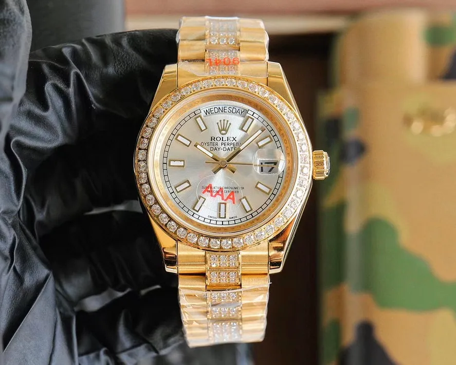 New product: Rolex’s top toy toy, if you don’t like fake street watches, he is definitely your best friend. Rolex's most classic Submariner Submariner was used as the prototype. After a second modification of the ring, it was then inlaid with top-quality natural stones. It is very shiny and extremely difficult. It is currently the most sparkling craftsmanship of the same material. The movement adopts a fully automatic mechanical movement, with super luminous characters. The tape is specially customized with a mold to make elbows, which completely fits the case. The 2cm flexible adjustment buckle inside the buckle makes it easy to adjust the size. Profession creates the future, once and for all. Size 40mm!