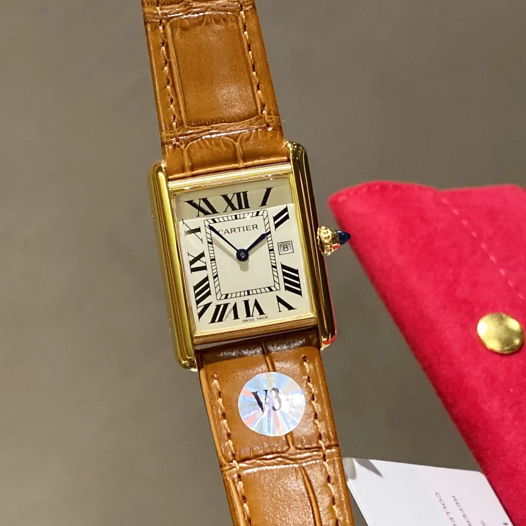 【Foreign trade import】💰1120! The ingenious Cartier CARTIER-Tank watch family produced by V3 is a masterpiece! Made of all precious metals, the shell lines are more rounded and delicate, Swiss quartz movement, new sizes: medium 33.7 x 25.5 mm, small 29.5x22 mm, this size is just right, thickness 6.35 mm. The easiest way to identify it is the conical sapphire on the crown and the calendar display! The diamond-shaped glass made with special technology is more concave and layered. The dial has Roman numeral time scales, the track on the inner ring is used as a scale to identify the specific time, the hands use blue steel sword needles, and the bead-shaped crown is inlaid with blue synthetic conical gemstones. Only after countless battles can we achieve a perfect score! The strap is made of imported leather, which has been carefully selected. The color and texture are the same as the genuine ones. It is waterproof to 30 meters for daily use. It does not affect secondary sales and can be returned and exchanged with an upgraded gift bag.