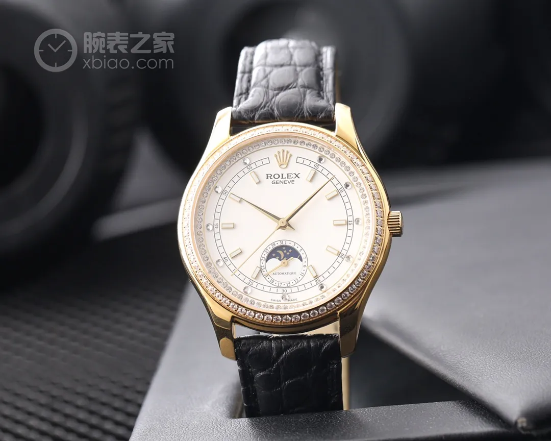 【Foreign trade import】💰4500! Rolex-Cellini Moon Phase 🔥． The Mingdian watch moon phase series adheres to the consistent tradition of Rolex, and more beautifully combines the 6-digit calendar with the sun and moon astrology that is popular among watch lovers. Whether it is the classic and timeless dial design, or the cool polygonal lines carved from stainless steel or rose gold, it is no exception. It also uses the Swiss ETA2824-3 movement, which has a 6-digit calendar and large moon phase, and a watch diameter of 40*10. Sapphire glass. Cowhide pin buckle. Exquisite work, enjoy the ultimate luxury! Welcome to reprint!