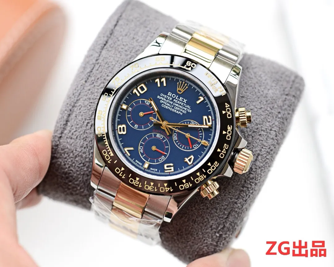 【Customized all-in-one machine】💰1720! Defending "Blue", Taiwan ZG Factory's masterpiece and craftsmanship - details determine success or failure 🎈🎈 It took 16 months and is finally released🏅️🏅️ [Rolex Cosmograph Daytona Series] [Movement] Using a customized three-eye enlarged version of the fully automatic mechanical movement [Taiwan ZG Factory] 🏆🏆Produced by All distribution Counters are consistent Multi-functional travel box All have the ZG logo✅ Every watch leaves the factory and is strictly tested to ensure that agents have the highest success rate for every order. Nearly zero repairs 🎈🎈 [Case] ​​Original mold opening, same price, only one 🎈🎈40mm The background texture of the disk has been filtered and corrected countless times to ensure that it is 100% consistent with the original. The Rolex metal LOGO on it is separately molded, and it can be compared to the original in terms of three-dimensionality and roundness. The easy-to-read Chroma light luminous display is equipped with long-lasting luminous material. [Mirror] Flat sapphire crystal glass is scratch-resistant, and the effect will never be ghosted, consistent with the original product. ⚠⚠The six-character position is upgraded to a small crown with anti-counterfeiting that is consistent with the original 👑 (pay attention to details) [Buckle] Made of imported 316S steel and polished from 1:1 parts. The inner side is sanded and corroded by the Rolex steel seal. The outer watch buckle safety ring is exactly the same as the original one. ⌚⌚ Produced by ZG Factory in Taiwan. Perfect in every detail.
