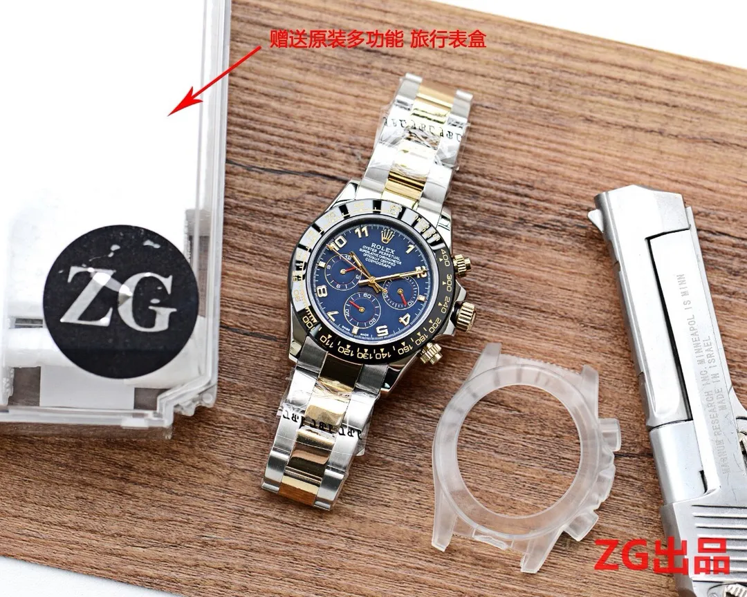 【Customized all-in-one machine】💰1720! Defending "Blue", Taiwan ZG Factory's masterpiece and craftsmanship - details determine success or failure 🎈🎈 It took 16 months and is finally released🏅️🏅️ [Rolex Cosmograph Daytona Series] [Movement] Using a customized three-eye enlarged version of the fully automatic mechanical movement [Taiwan ZG Factory] 🏆🏆Produced by All distribution Counters are consistent Multi-functional travel box All have the ZG logo✅ Every watch leaves the factory and is strictly tested to ensure that agents have the highest success rate for every order. Nearly zero repairs 🎈🎈 [Case] ​​Original mold opening, same price, only one 🎈🎈40mm The background texture of the disk has been filtered and corrected countless times to ensure that it is 100% consistent with the original. The Rolex metal LOGO on it is separately molded, and it can be compared to the original in terms of three-dimensionality and roundness. The easy-to-read Chroma light luminous display is equipped with long-lasting luminous material. [Mirror] Flat sapphire crystal glass is scratch-resistant, and the effect will never be ghosted, consistent with the original product. ⚠⚠The six-character position is upgraded to a small crown with anti-counterfeiting that is consistent with the original 👑 (pay attention to details) [Buckle] Made of imported 316S steel and polished from 1:1 parts. The inner side is sanded and corroded by the Rolex steel seal. The outer watch buckle safety ring is exactly the same as the original one. ⌚⌚ Produced by ZG Factory in Taiwan. Perfect in every detail.