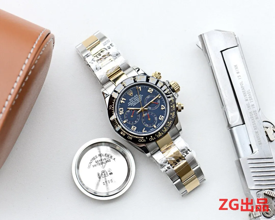 【Customized all-in-one machine】💰1720! Defending "Blue", Taiwan ZG Factory's masterpiece and craftsmanship - details determine success or failure 🎈🎈 It took 16 months and is finally released🏅️🏅️ [Rolex Cosmograph Daytona Series] [Movement] Using a customized three-eye enlarged version of the fully automatic mechanical movement [Taiwan ZG Factory] 🏆🏆Produced by All distribution Counters are consistent Multi-functional travel box All have the ZG logo✅ Every watch leaves the factory and is strictly tested to ensure that agents have the highest success rate for every order. Nearly zero repairs 🎈🎈 [Case] ​​Original mold opening, same price, only one 🎈🎈40mm The background texture of the disk has been filtered and corrected countless times to ensure that it is 100% consistent with the original. The Rolex metal LOGO on it is separately molded, and it can be compared to the original in terms of three-dimensionality and roundness. The easy-to-read Chroma light luminous display is equipped with long-lasting luminous material. [Mirror] Flat sapphire crystal glass is scratch-resistant, and the effect will never be ghosted, consistent with the original product. ⚠⚠The six-character position is upgraded to a small crown with anti-counterfeiting that is consistent with the original 👑 (pay attention to details) [Buckle] Made of imported 316S steel and polished from 1:1 parts. The inner side is sanded and corroded by the Rolex steel seal. The outer watch buckle safety ring is exactly the same as the original one. ⌚⌚ Produced by ZG Factory in Taiwan. Perfect in every detail.