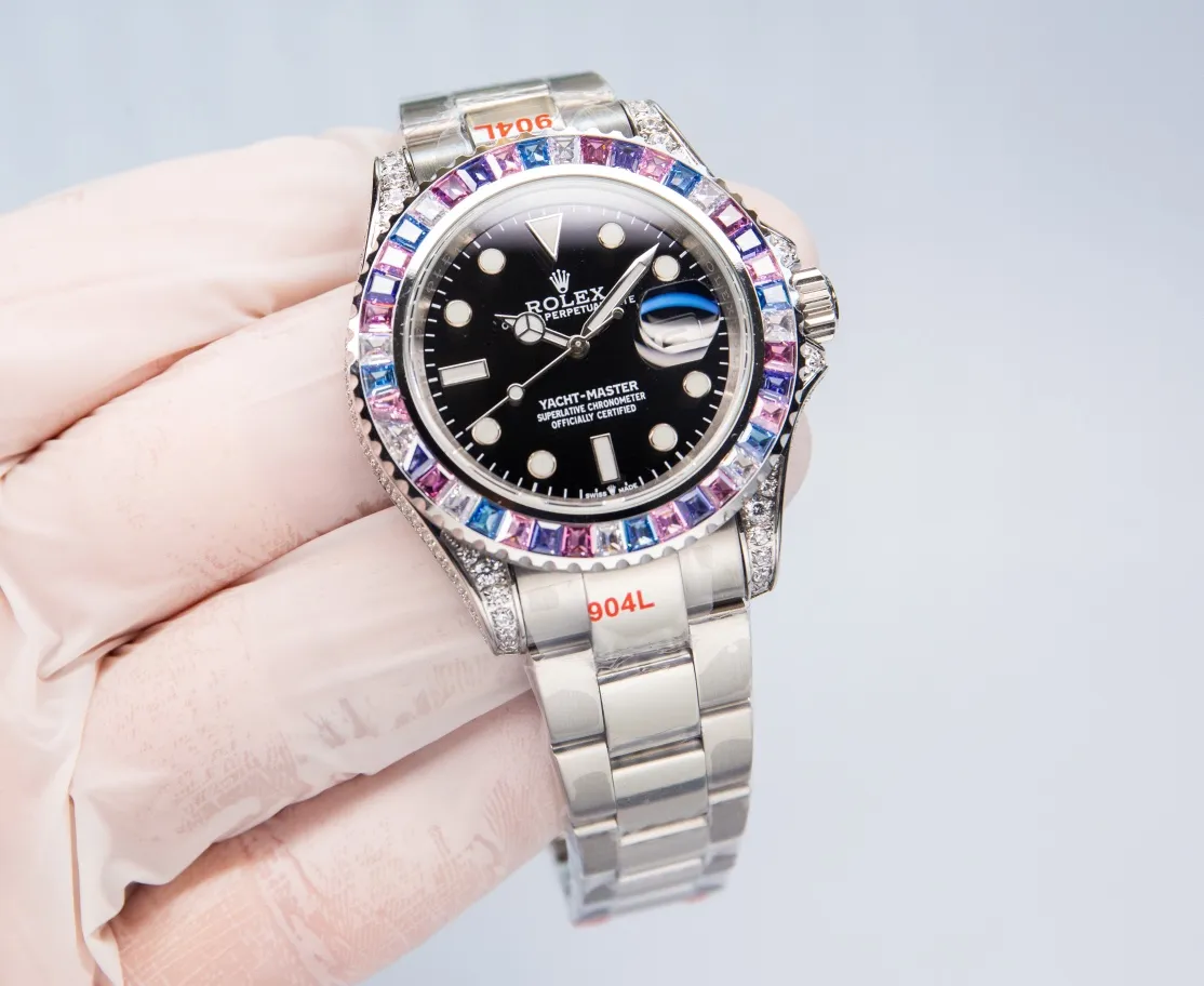 【Top Replica】💰5200! Rolex's global limited gemstone model - the Yacht-Master, pushes the limits aesthetically. On this watch, you can combine your love of jewelry and Swiss watches into one. The bezel, case and buckle are all studded with Swarovski diamonds! A walking work of art, a symbol of identity and status, the aura is clear at a glance! Really stunning! Can't put it down❤️ [Movement] It uses the 3235 fully automatic all-in-one machine with the soul blue hairspring that symbolizes Rolex, and its performance is extremely stable. [Case] ​​The size of the watch is 40mm, and every detail is perfectly reproduced one to one. [Watch strap] Forged from 904L fine steel, the strap has a classic oyster shape, with brushing on both sides and high polishing in the middle. The buckle has the same double safety buckle as the original one, and the buckle engraving is clearly visible. [Mirror] Sapphire mirror. Super luminous text, the color of the text is more delicate, creating a visual effect consistent with the original product! 🍻It is shocking and noble when you use it. You deserve it!