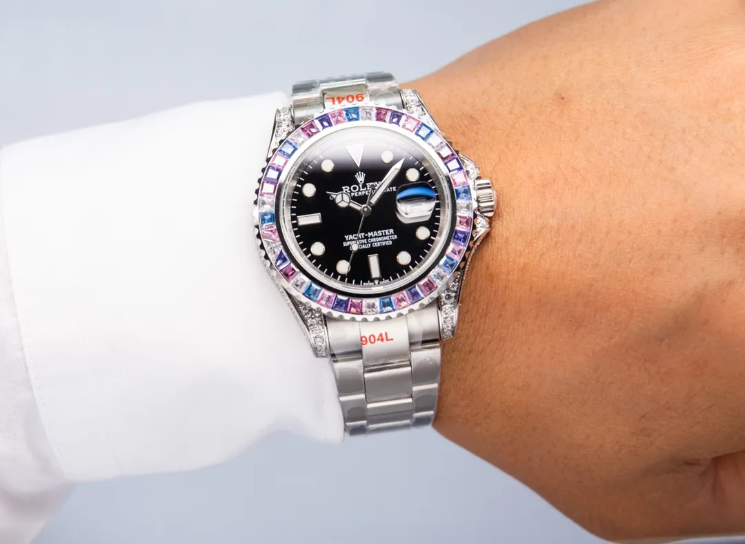 【Top Replica】💰5200! Rolex's global limited gemstone model - the Yacht-Master, pushes the limits aesthetically. On this watch, you can combine your love of jewelry and Swiss watches into one. The bezel, case and buckle are all studded with Swarovski diamonds! A walking work of art, a symbol of identity and status, the aura is clear at a glance! Really stunning! Can't put it down❤️ [Movement] It uses the 3235 fully automatic all-in-one machine with the soul blue hairspring that symbolizes Rolex, and its performance is extremely stable. [Case] ​​The size of the watch is 40mm, and every detail is perfectly reproduced one to one. [Watch strap] Forged from 904L fine steel, the strap has a classic oyster shape, with brushing on both sides and high polishing in the middle. The buckle has the same double safety buckle as the original one, and the buckle engraving is clearly visible. [Mirror] Sapphire mirror. Super luminous text, the color of the text is more delicate, creating a visual effect consistent with the original product! 🍻It is shocking and noble when you use it. You deserve it!