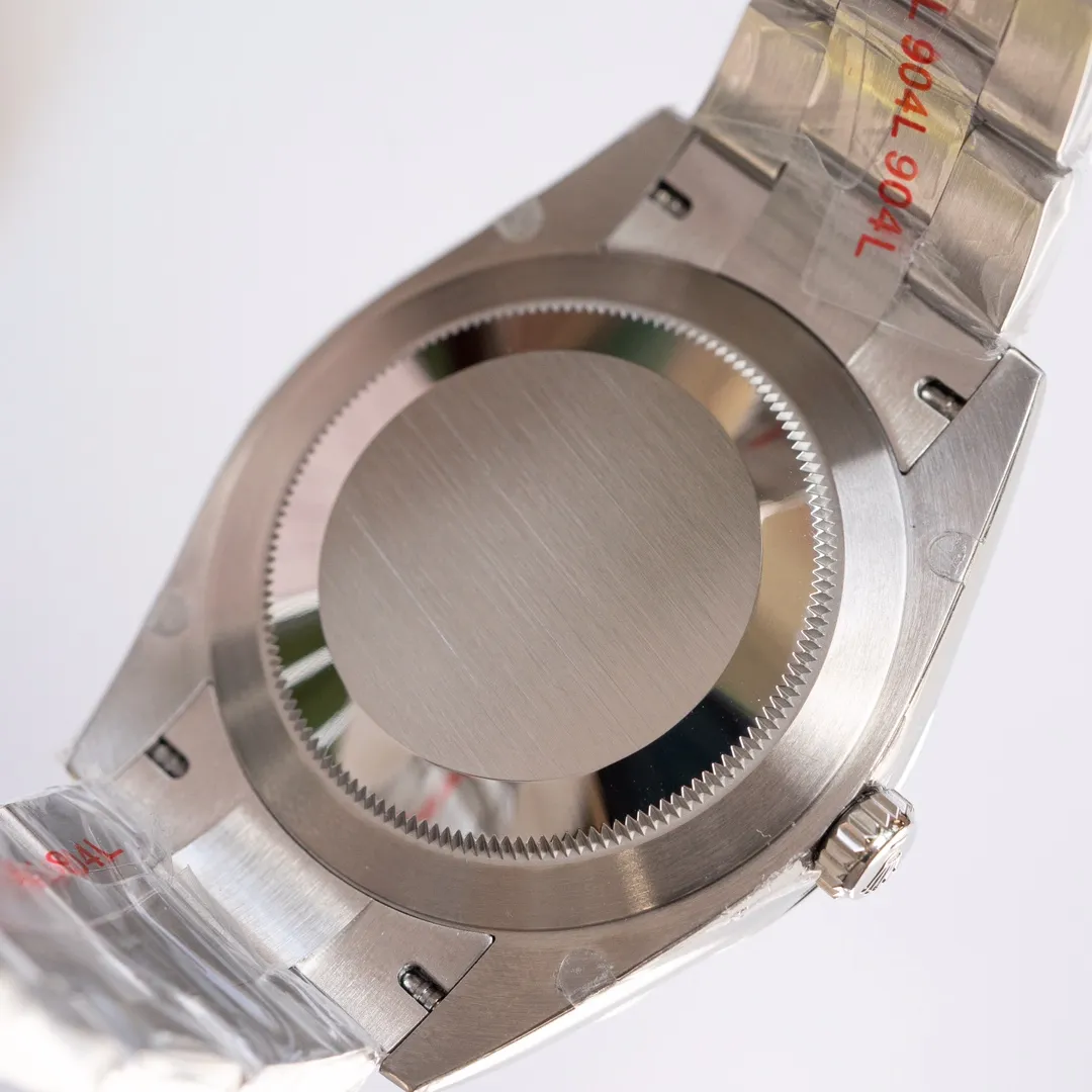 EW2020 new Rolex Oyster Perpetual 41 series 1⃣️With Rolex’s new 3230 movement; 2⃣️The thickness is 12mm consistent with the original: the diameter of the watch is 41mm; 3⃣️Polished nails; top Swiss ice blue luminous, consistent with Rolex’s original luminous; 4⃣️Super 904 steel material; sapphire glass; 5⃣️Top workmanship, each strap fits perfectly with the lugs, giving the wrist the highest comfort; every ultimate detail is the sincerity of the EW factory's ingenious development! !