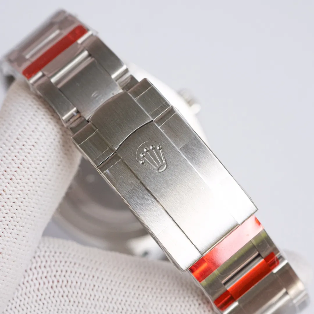EW2020 new Rolex Oyster Perpetual 41 series 1⃣️With Rolex’s new 3230 movement; 2⃣️The thickness is 12mm consistent with the original: the diameter of the watch is 41mm; 3⃣️Polished nails; top Swiss ice blue luminous, consistent with Rolex’s original luminous; 4⃣️Super 904 steel material; sapphire glass; 5⃣️Top workmanship, each strap fits perfectly with the lugs, giving the wrist the highest comfort; every ultimate detail is the sincerity of the EW factory's ingenious development! !