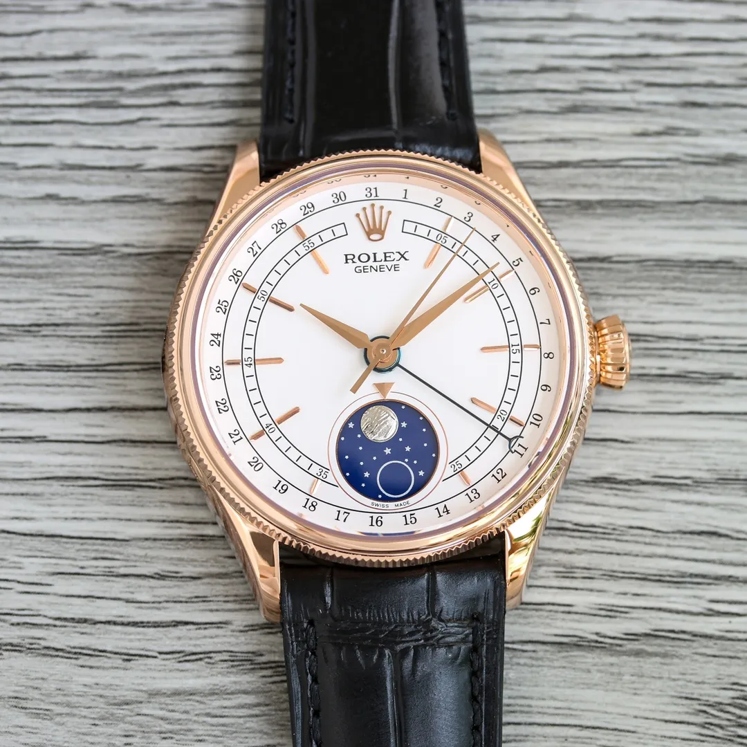 Rolex ROLEX OT2 Cellini series m50535-0002 39mm multi-function true moon phase [Size]: 39mm [Movement]: Dandong Movement Factory cooperates to modify the "pointer calendar/moon phase" [Case]: 316L stainless steel Top-grade electroplating thick gold + anti-oxidation protection, emphasizing that this electroplating process is more wear-resistant and oxidation-resistant than ordinary electroplating, so you don't have to worry about discoloration in a few months. There is a Rolex logo on the trumpet-shaped screw-in winding crown [Dial]: White high-end lacquered dial [Hands]: Top-notch batch flower craftsmanship + blue steel crescent pointer [Moon Phase]: The entire watch is made of the same meteorite material as the original except for the modified movement. Its natural irregular lines are clearly visible, showing the same effect as the original. It is equipped with a special moon phase adjustment tool [Mirror] Anti-scratch sapphire crystal mirror air double-layer colorless coating [strap] dark brown black Italian cowhide to restore Rolex's unique broad sword-style belt cut [buckle] original one-to-one molded folding crown buckle. Officially defined as a men's model, it is still suitable for women with a wrist circumference of 13/14cm. Women who like this style can also try it