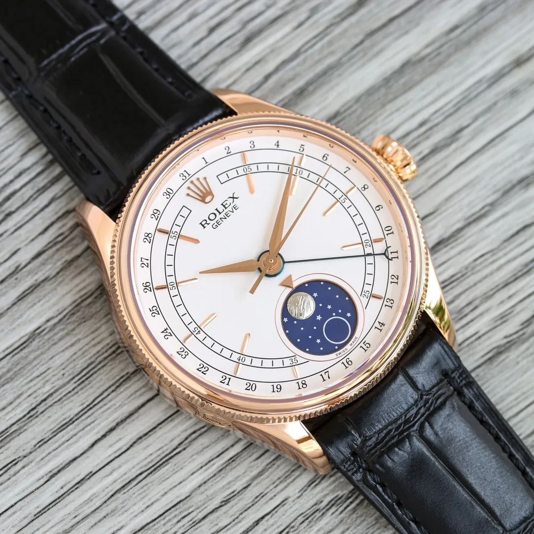 Rolex ROLEX OT2 Cellini series m50535-0002 39mm multi-function true moon phase [Size]: 39mm [Movement]: Dandong Movement Factory cooperates to modify the "pointer calendar/moon phase" [Case]: 316L stainless steel Top-grade electroplating thick gold + anti-oxidation protection, emphasizing that this electroplating process is more wear-resistant and oxidation-resistant than ordinary electroplating, so you don't have to worry about discoloration in a few months. There is a Rolex logo on the trumpet-shaped screw-in winding crown [Dial]: White high-end lacquered dial [Hands]: Top-notch batch flower craftsmanship + blue steel crescent pointer [Moon Phase]: The entire watch is made of the same meteorite material as the original except for the modified movement. Its natural irregular lines are clearly visible, showing the same effect as the original. It is equipped with a special moon phase adjustment tool [Mirror] Anti-scratch sapphire crystal mirror air double-layer colorless coating [strap] dark brown black Italian cowhide to restore Rolex's unique broad sword-style belt cut [buckle] original one-to-one molded folding crown buckle. Officially defined as a men's model, it is still suitable for women with a wrist circumference of 13/14cm. Women who like this style can also try it