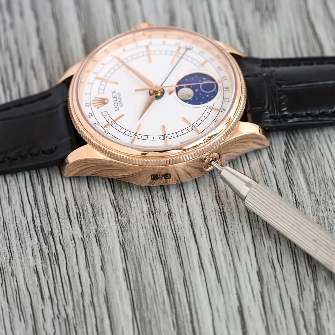 Rolex ROLEX OT2 Cellini series m50535-0002 39mm multi-function true moon phase [Size]: 39mm [Movement]: Dandong Movement Factory cooperates to modify the "pointer calendar/moon phase" [Case]: 316L stainless steel Top-grade electroplating thick gold + anti-oxidation protection, emphasizing that this electroplating process is more wear-resistant and oxidation-resistant than ordinary electroplating, so you don't have to worry about discoloration in a few months. There is a Rolex logo on the trumpet-shaped screw-in winding crown [Dial]: White high-end lacquered dial [Hands]: Top-notch batch flower craftsmanship + blue steel crescent pointer [Moon Phase]: The entire watch is made of the same meteorite material as the original except for the modified movement. Its natural irregular lines are clearly visible, showing the same effect as the original. It is equipped with a special moon phase adjustment tool [Mirror] Anti-scratch sapphire crystal mirror air double-layer colorless coating [strap] dark brown black Italian cowhide to restore Rolex's unique broad sword-style belt cut [buckle] original one-to-one molded folding crown buckle. Officially defined as a men's model, it is still suitable for women with a wrist circumference of 13/14cm. Women who like this style can also try it